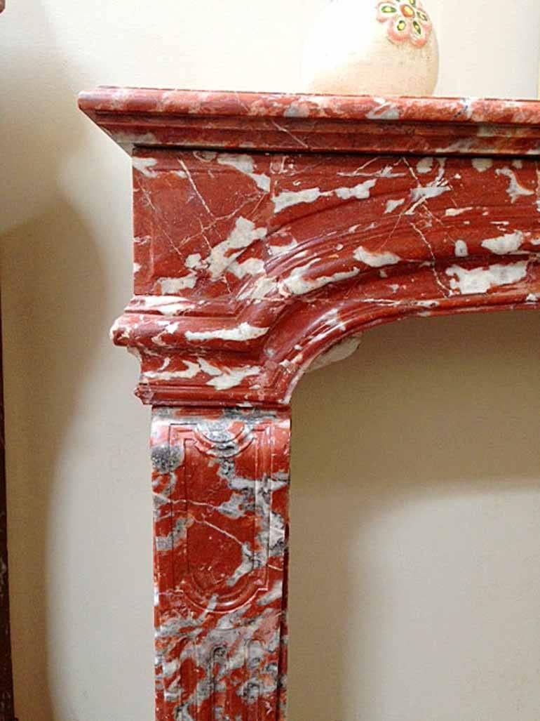 Imposing radiant Louis XIV style mantel in carnate Turquin marble. Elegantly simple with slightly curved legs. 

Origin: France,

circa 1800. Measurements: 53
