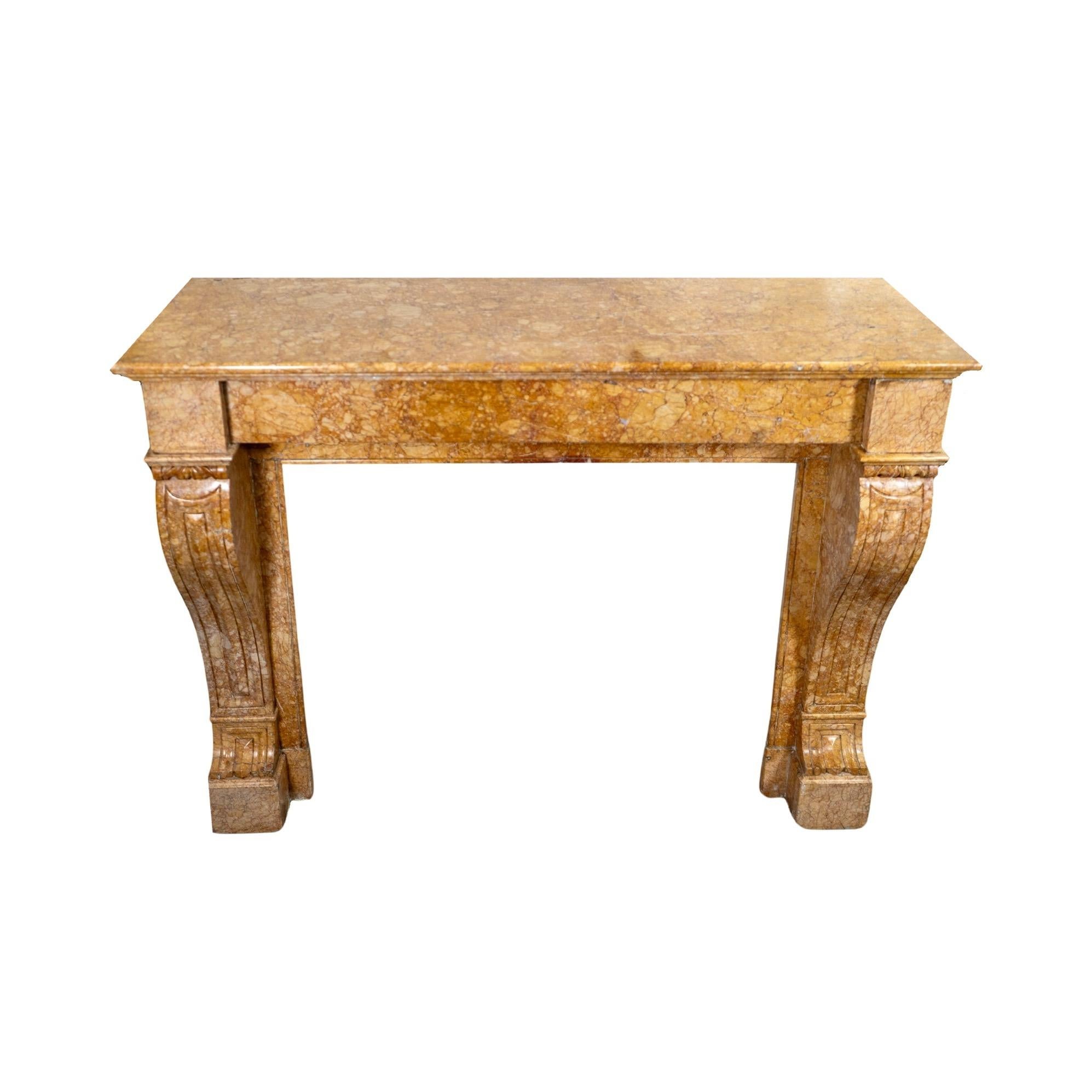 Rivivi l'eleganza e l'opulenza dell'epoca Luigi XIV con il nostro Mantello in Marmo Brocatelle Giallo Francese. Proveniente direttamente dalla Francia e realizzato con uno squisito marmo broccatello giallo del Giura del 1880, questo caminetto