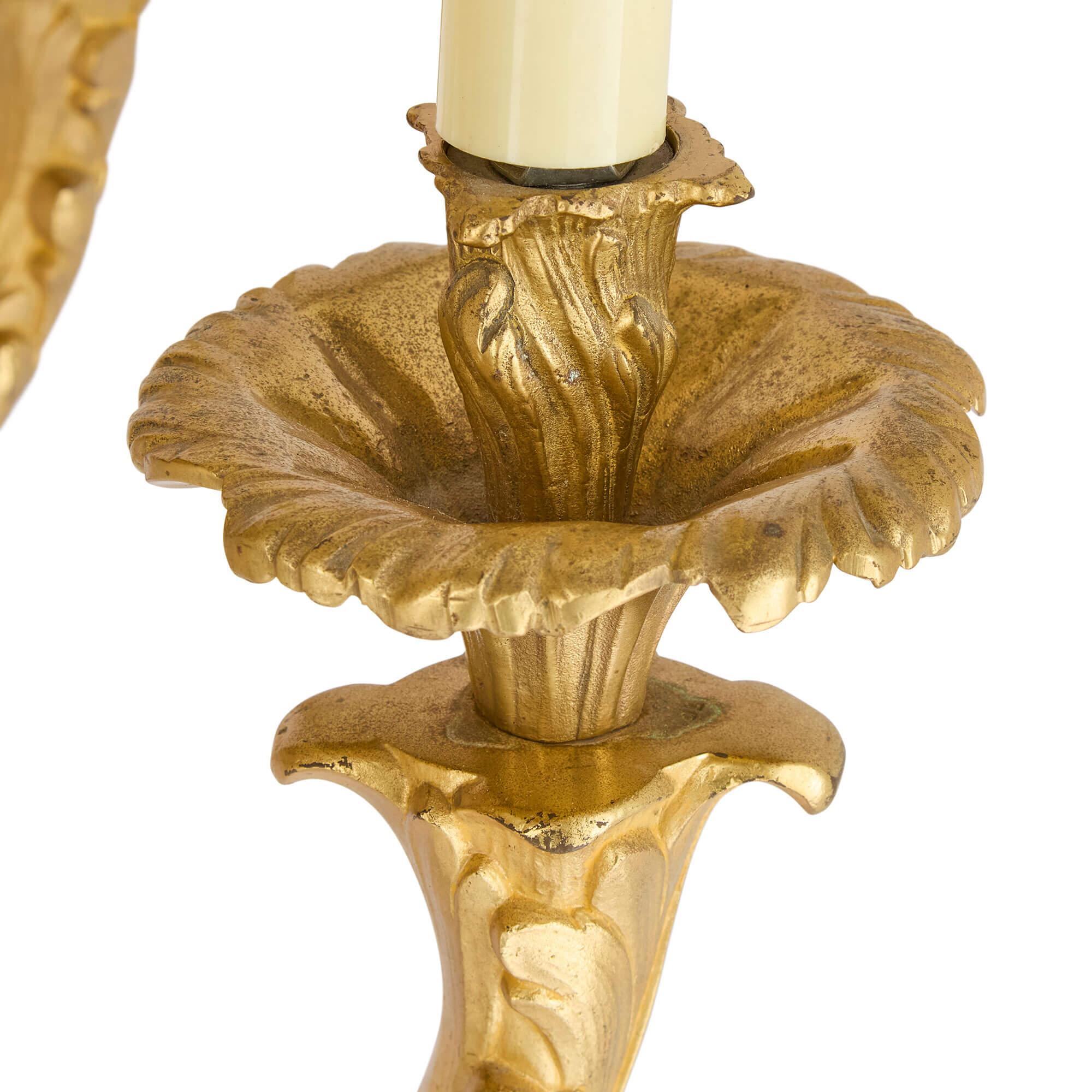 Araña de Dieciséis Luces de Bronce Dorado Estilo Luis XIV Francés Antiguo Siglo XIX en venta 2