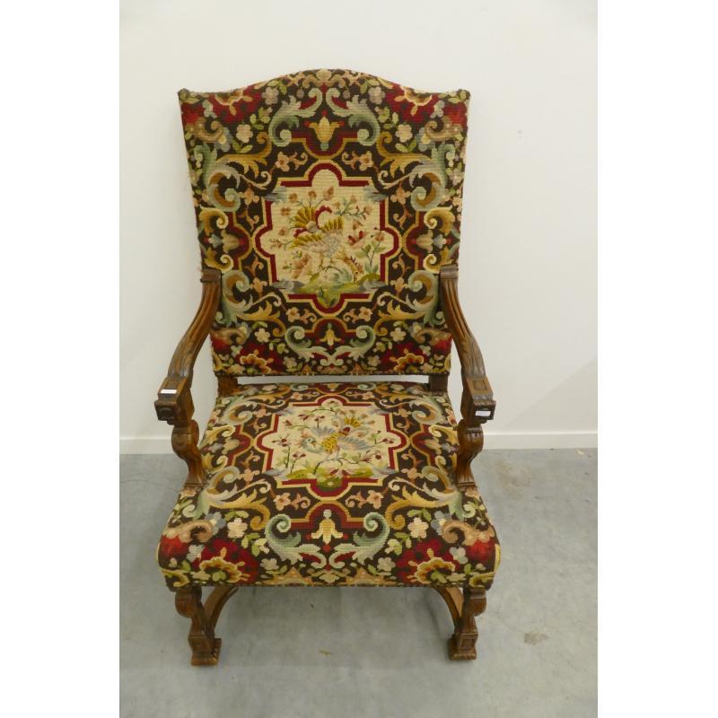 Fauteuil de style Louis XIV à haut dossier recouvert de tapisserie, vers 1930.