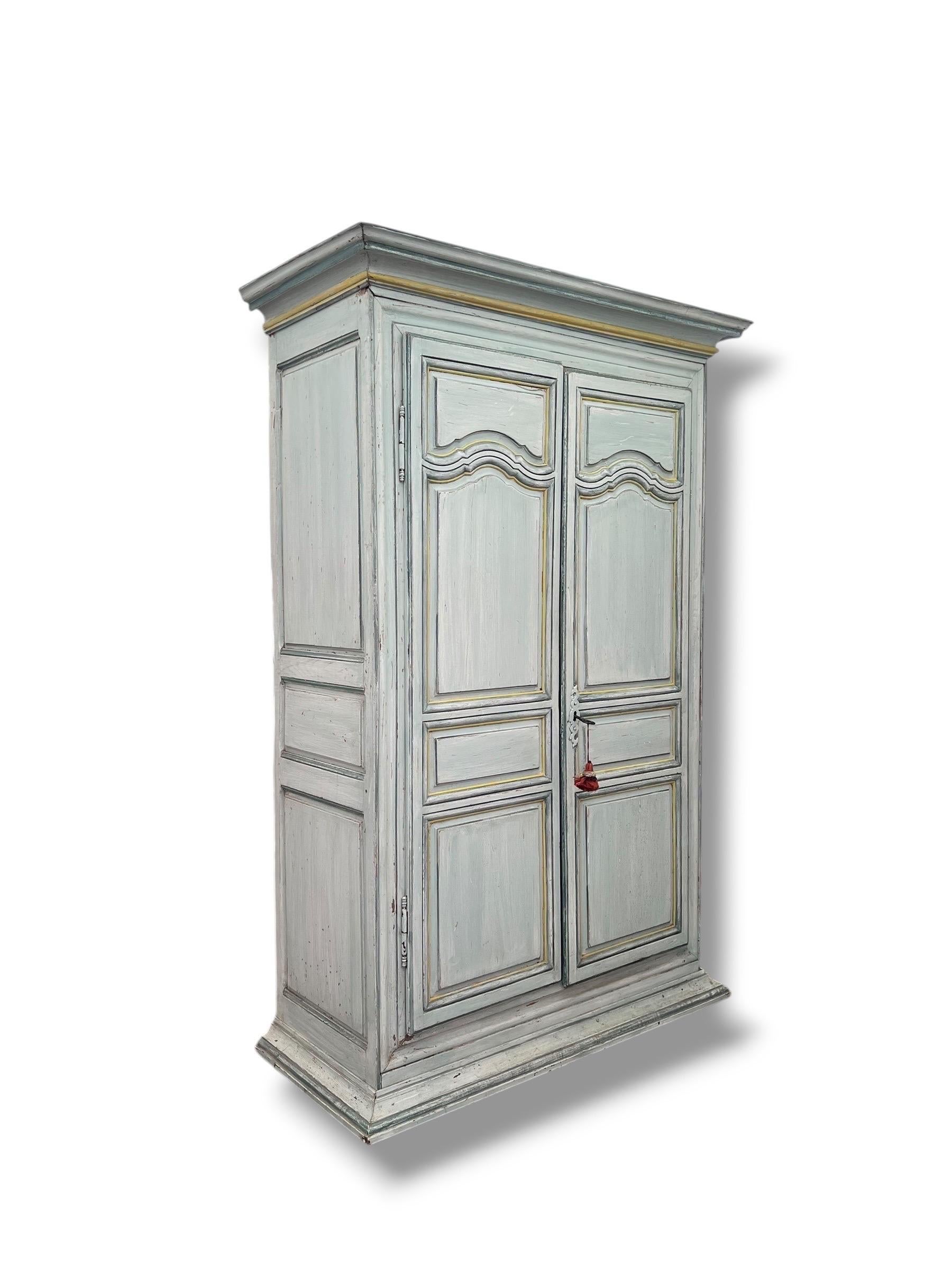 Armoire in stile Luigi XIV - 19° secolo, legno dipinto con patina invecchiata in vendita 3