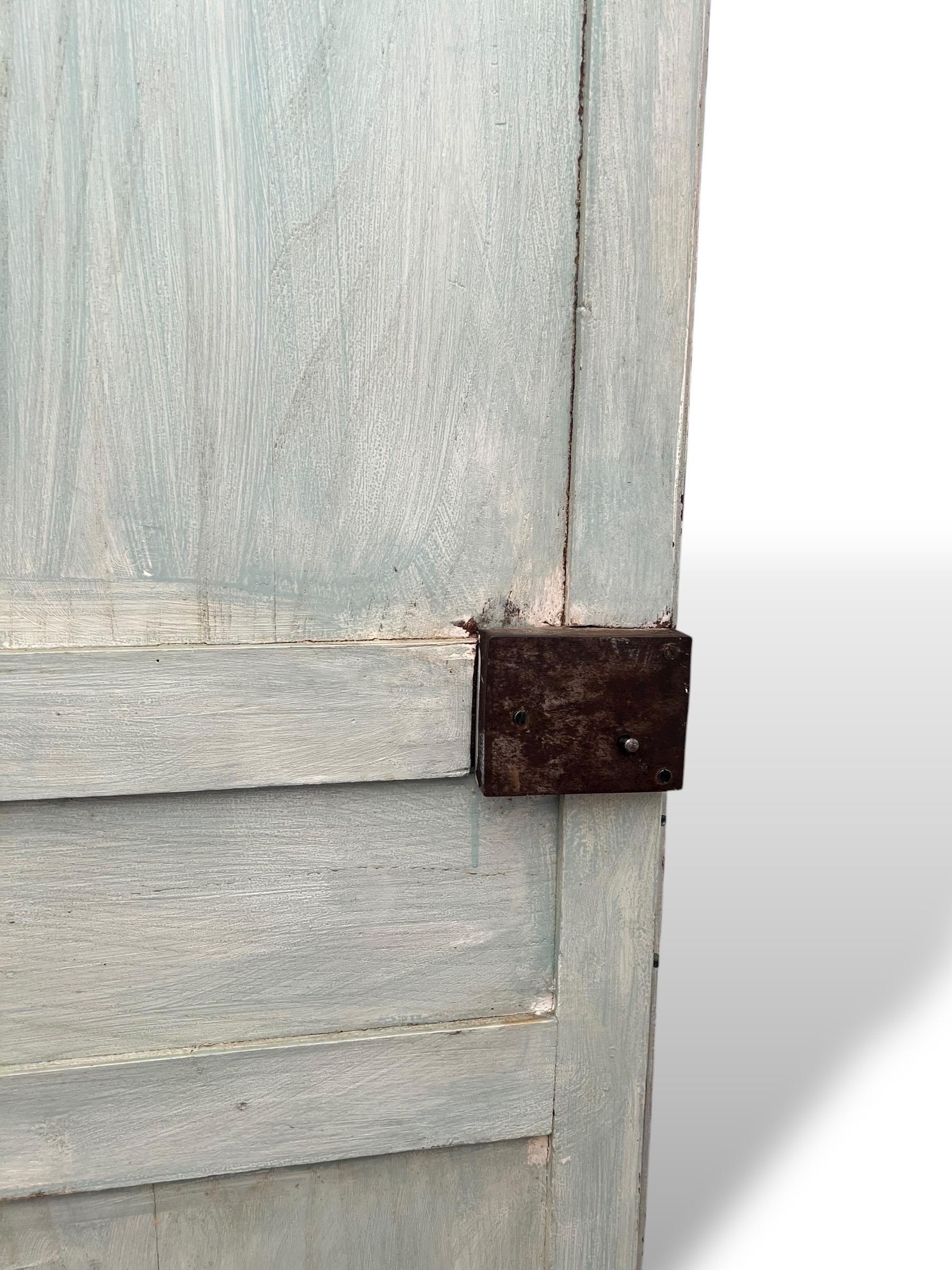 Armoire in stile Luigi XIV - 19° secolo, legno dipinto con patina invecchiata in vendita 8