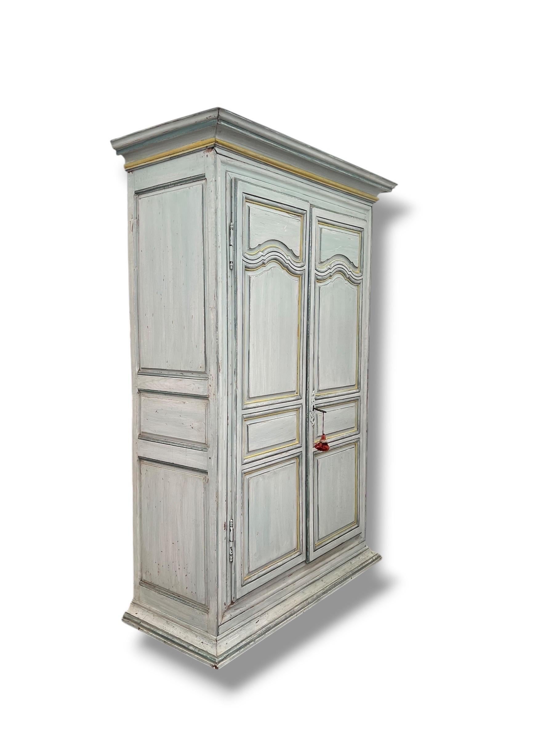 Elegante armadio in stile Luigi XIV, realizzato nel XIX secolo in legno massiccio e interamente dipinto. Si apre con due grandi porte con pannelli modanati e sagomati nella parte superiore, tipici del vocabolario decorativo Luigi XIV.

La facciata è