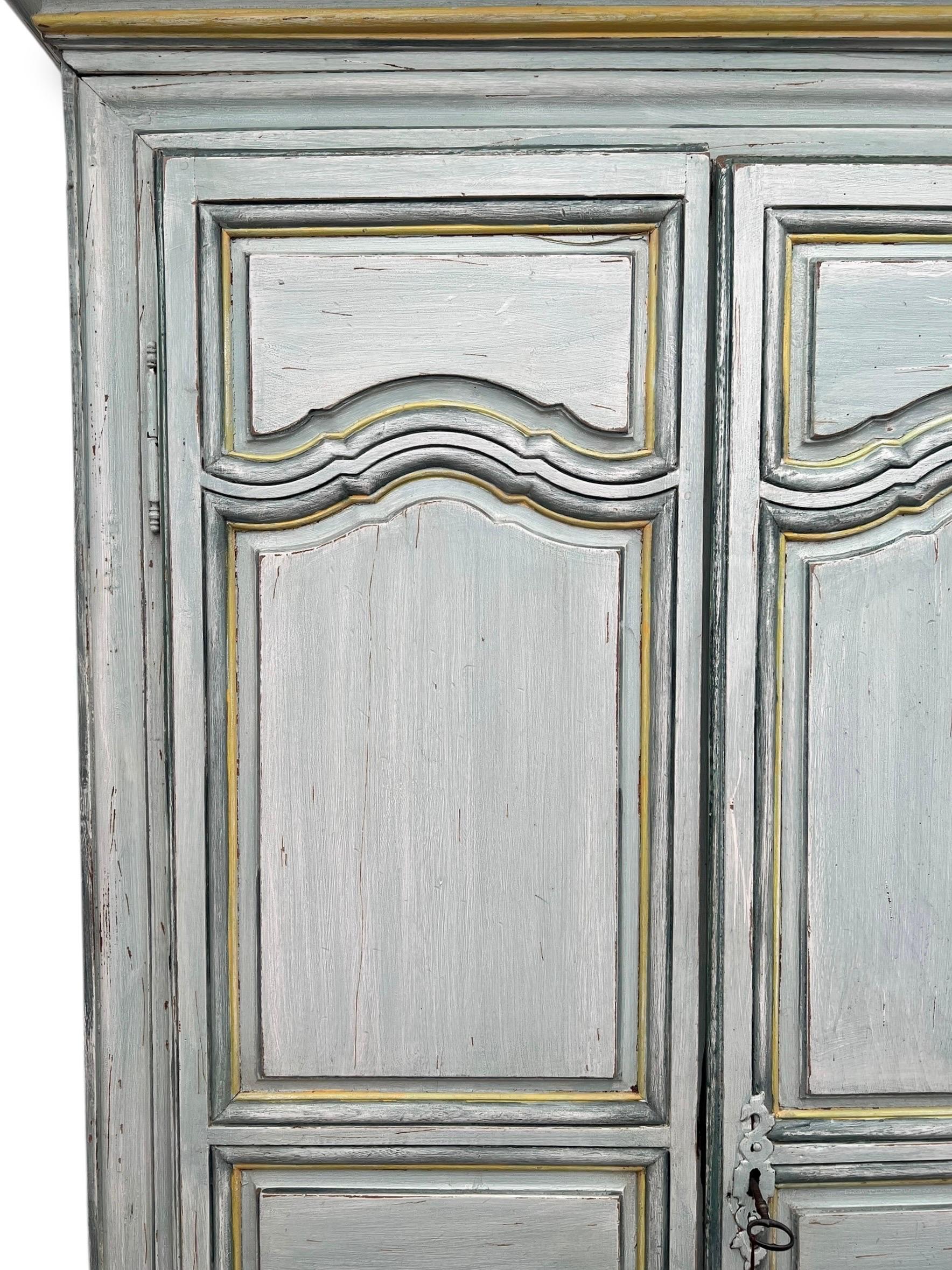 Francese Armoire in stile Luigi XIV - 19° secolo, legno dipinto con patina invecchiata in vendita