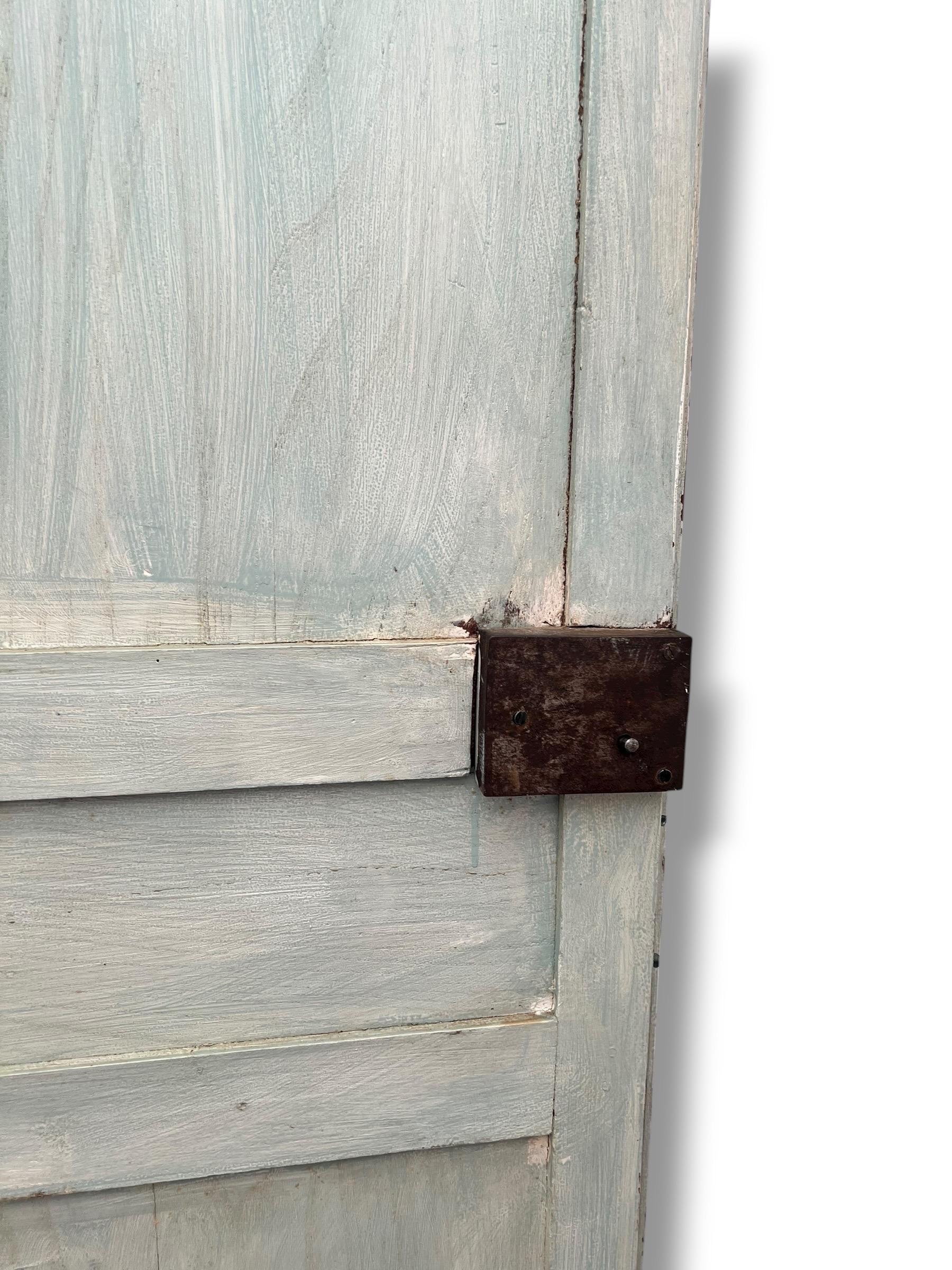 Armoire in stile Luigi XIV - 19° secolo, legno dipinto con patina invecchiata In condizioni buone in vendita a Beuzevillette, FR