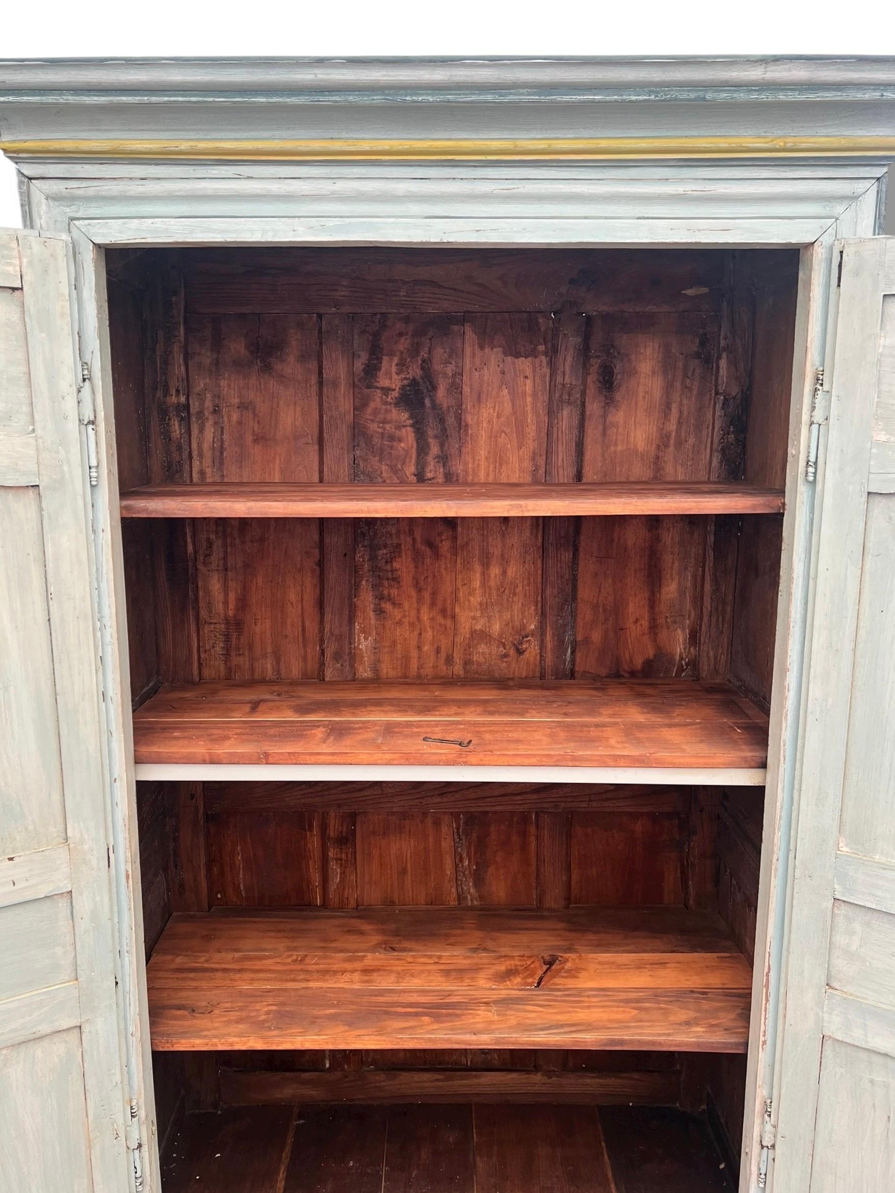 XIX secolo Armoire in stile Luigi XIV - 19° secolo, legno dipinto con patina invecchiata in vendita