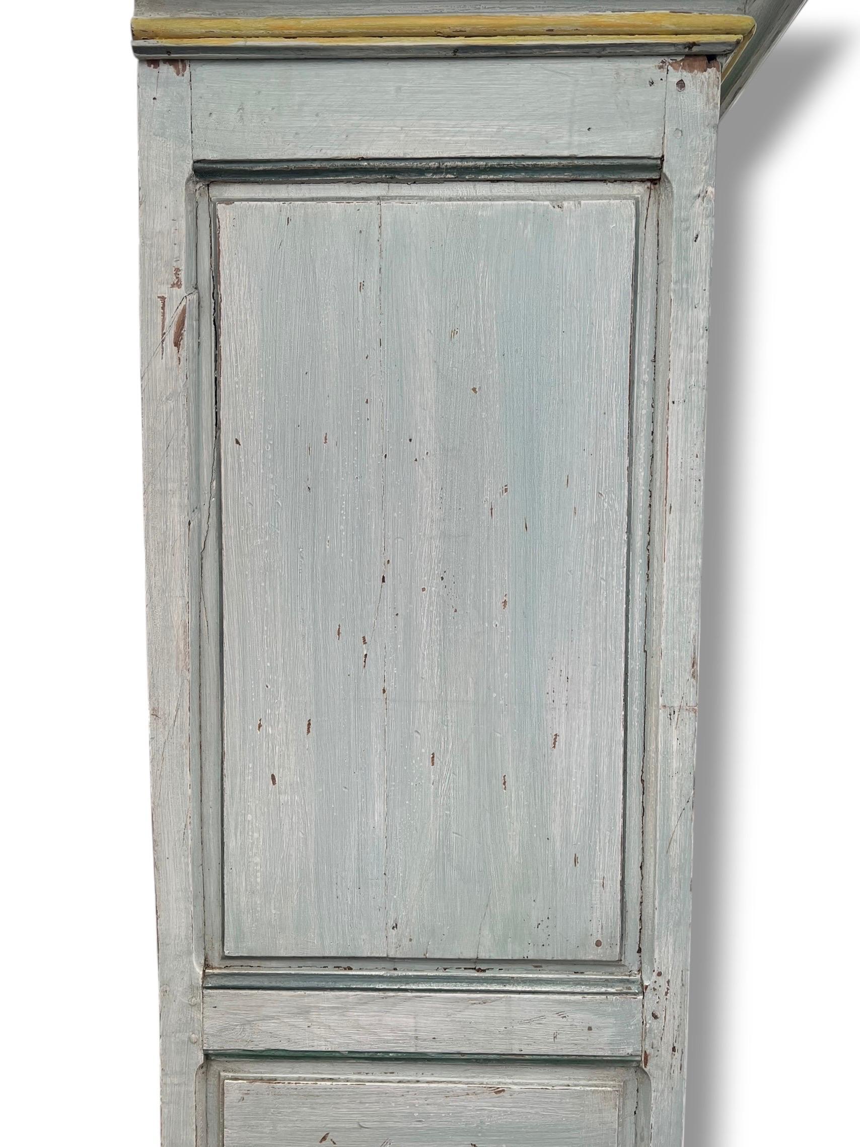 Armoire in stile Luigi XIV - 19° secolo, legno dipinto con patina invecchiata in vendita 1