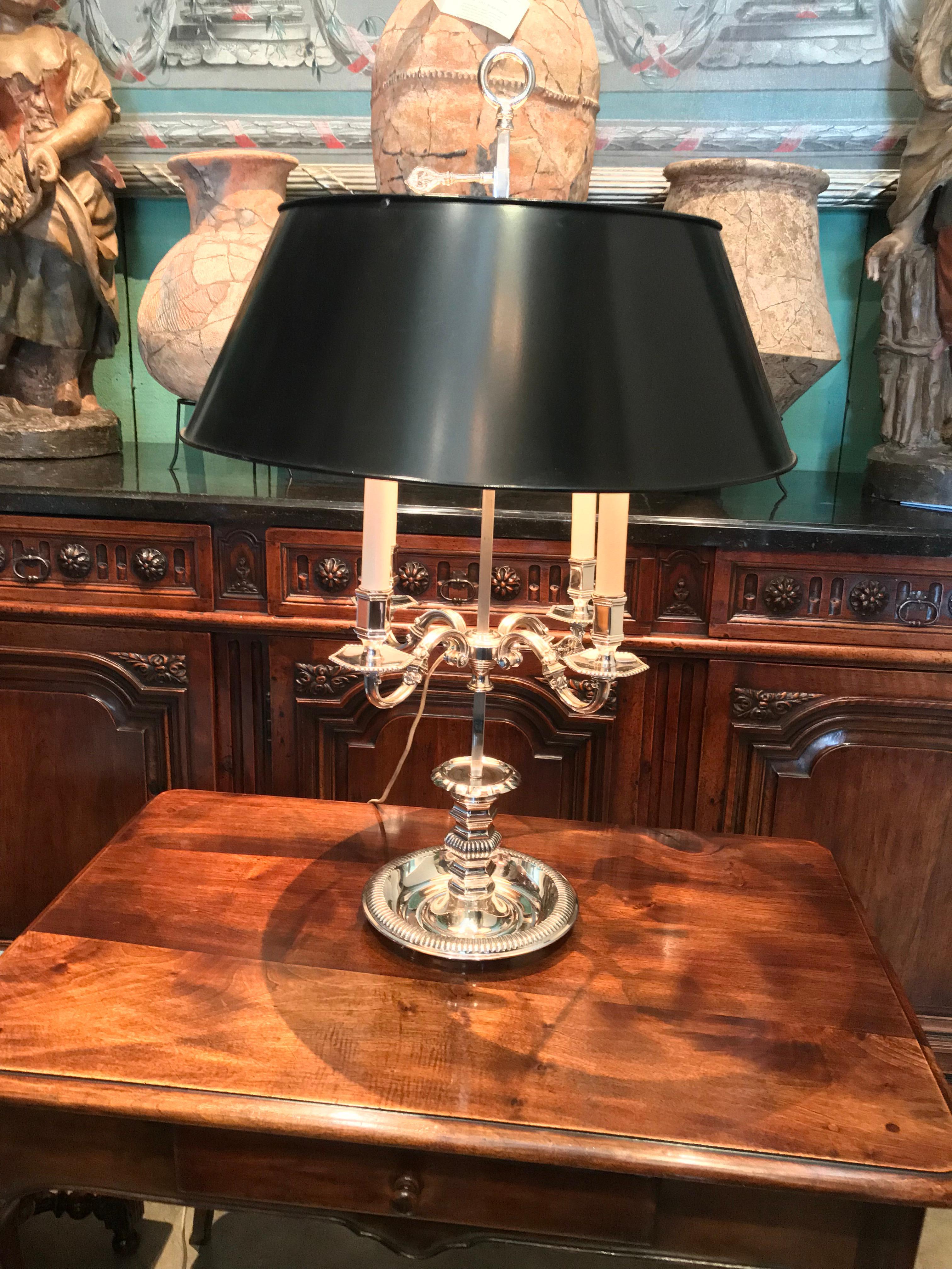 Lampada da tavolo Bouillotte in stile Luigi XIV in argento su bronzo LA CA. Una grande lampada da tavolo di fascia alta in argento e bronzo. 

Questa lampada da tavolo ha un tubo centrale che sostiene il paralume e che permette di regolare l'altezza