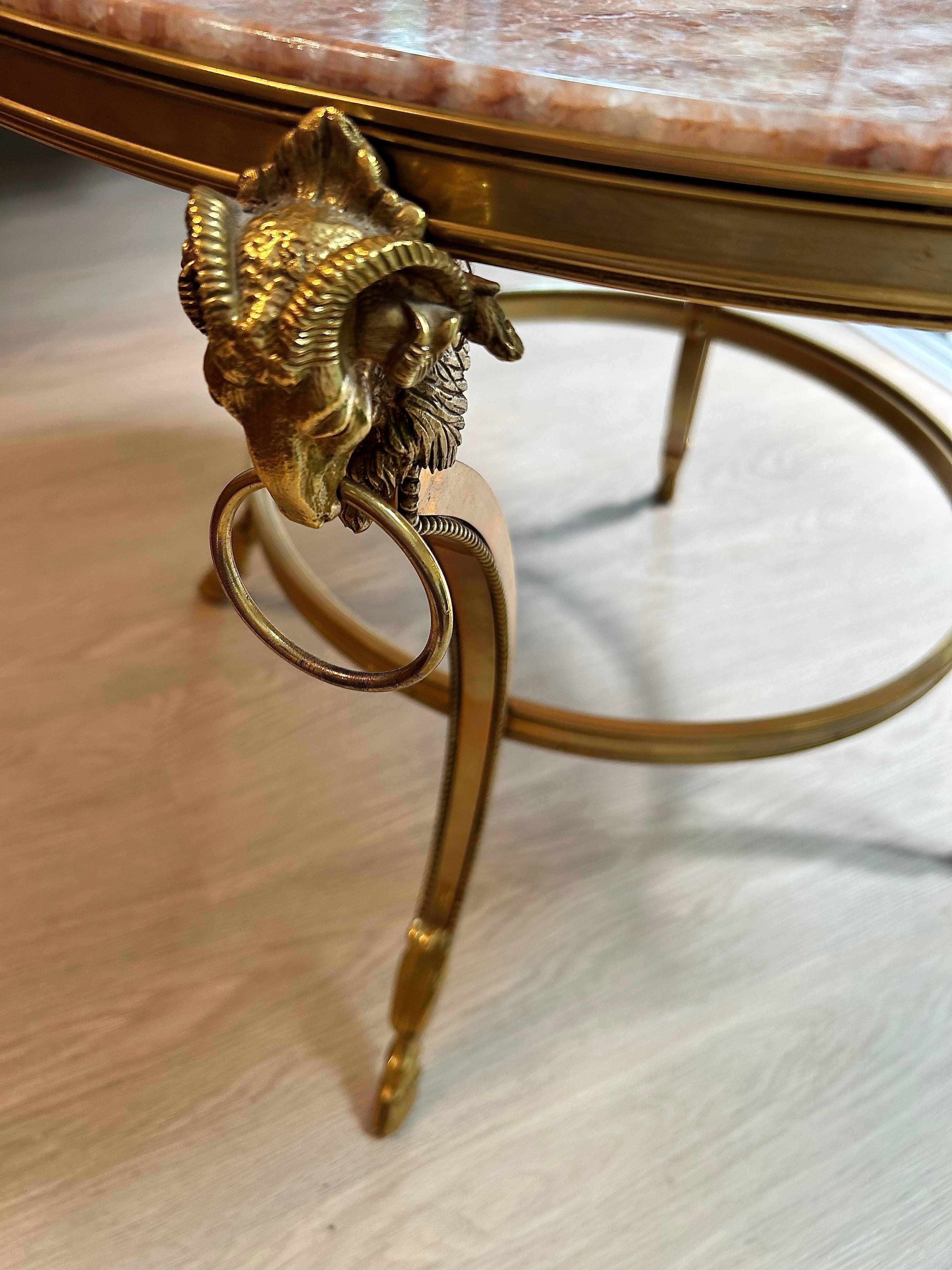 Doré Table de style Louis XIV en bronze et onyx rose en vente