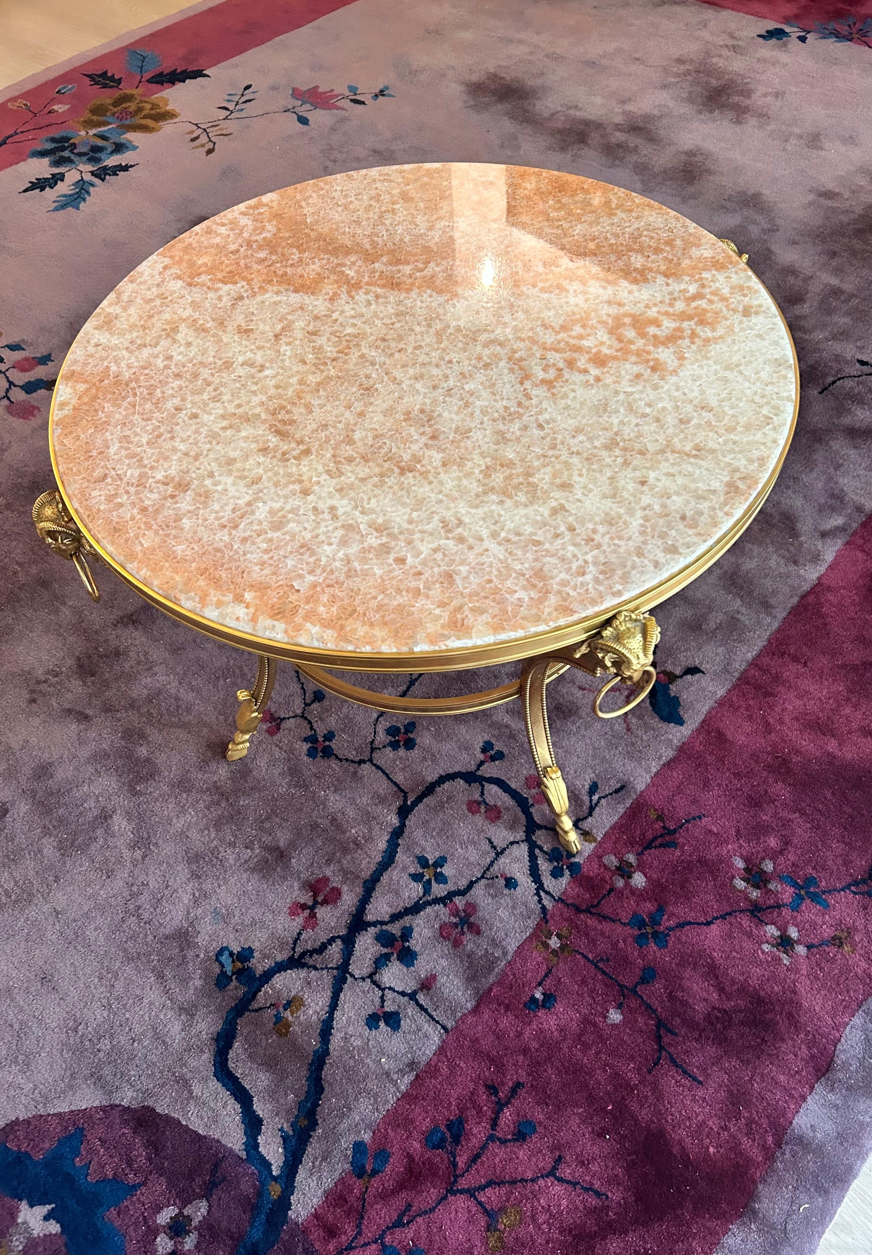 Tisch aus Bronze und rosa Onyx im Louis XIV.-Stil im Angebot 1