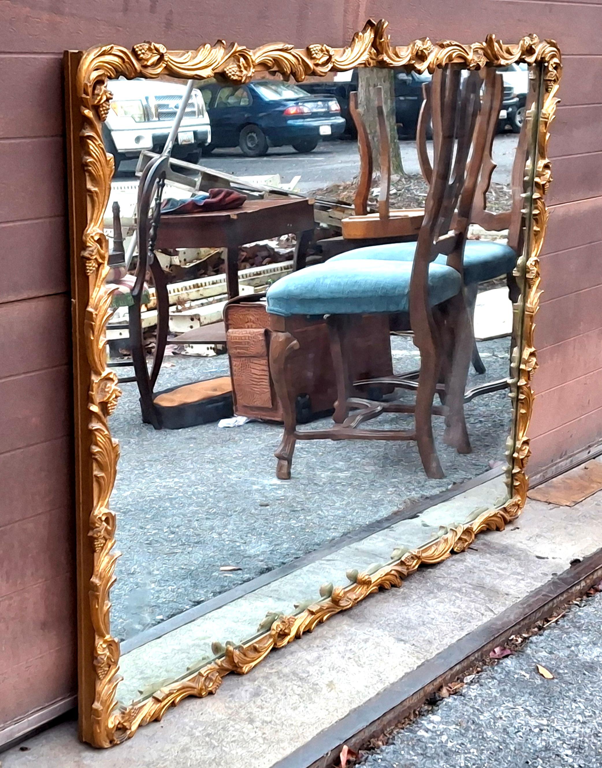 Américain Louis XIV Style Carved Giltwood Foliate Frame Wall Mirror, Circa 1920s en vente