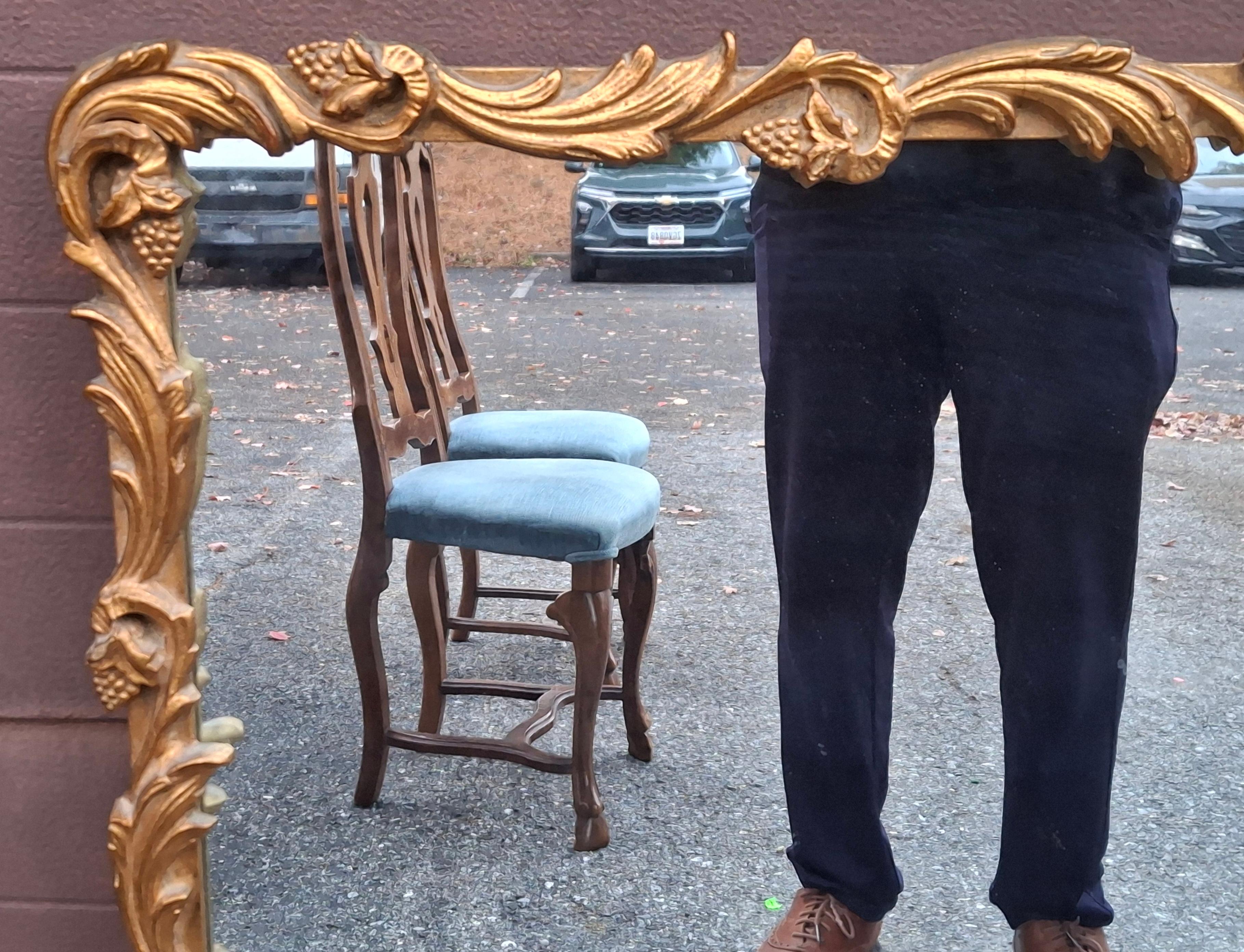 Louis XIV Style Carved Giltwood Foliate Frame Wall Mirror, Circa 1920s en vente 1