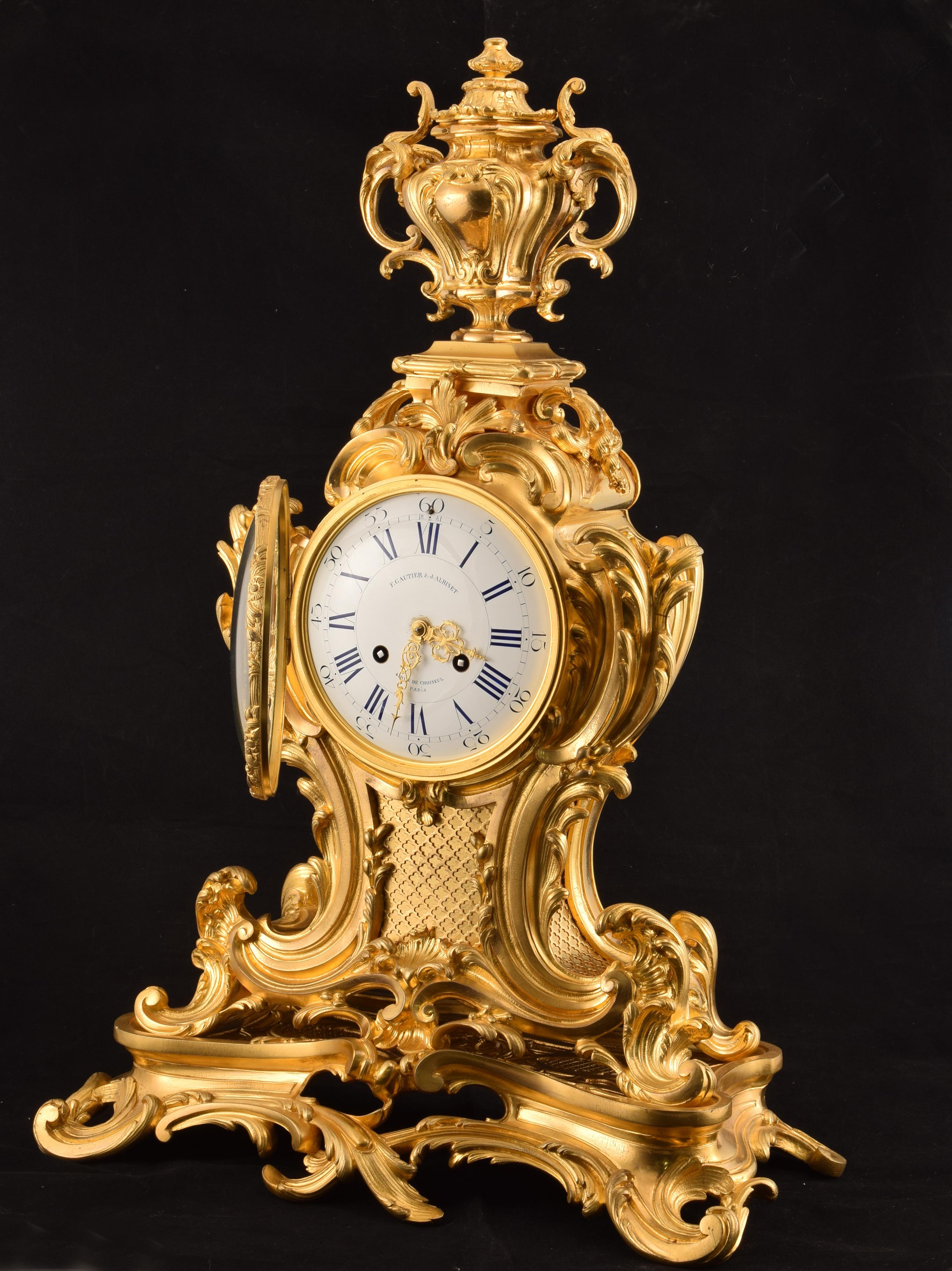 Louis XIV style clock with Paris machinery. Ormolu. F. Gautier & J. Albinet, Paris, France, 19th century. 
 In state of march. Attach key. 
 Table clock made of gilt bronze in the Louis XIV style, which has a white dial with Roman numerals for