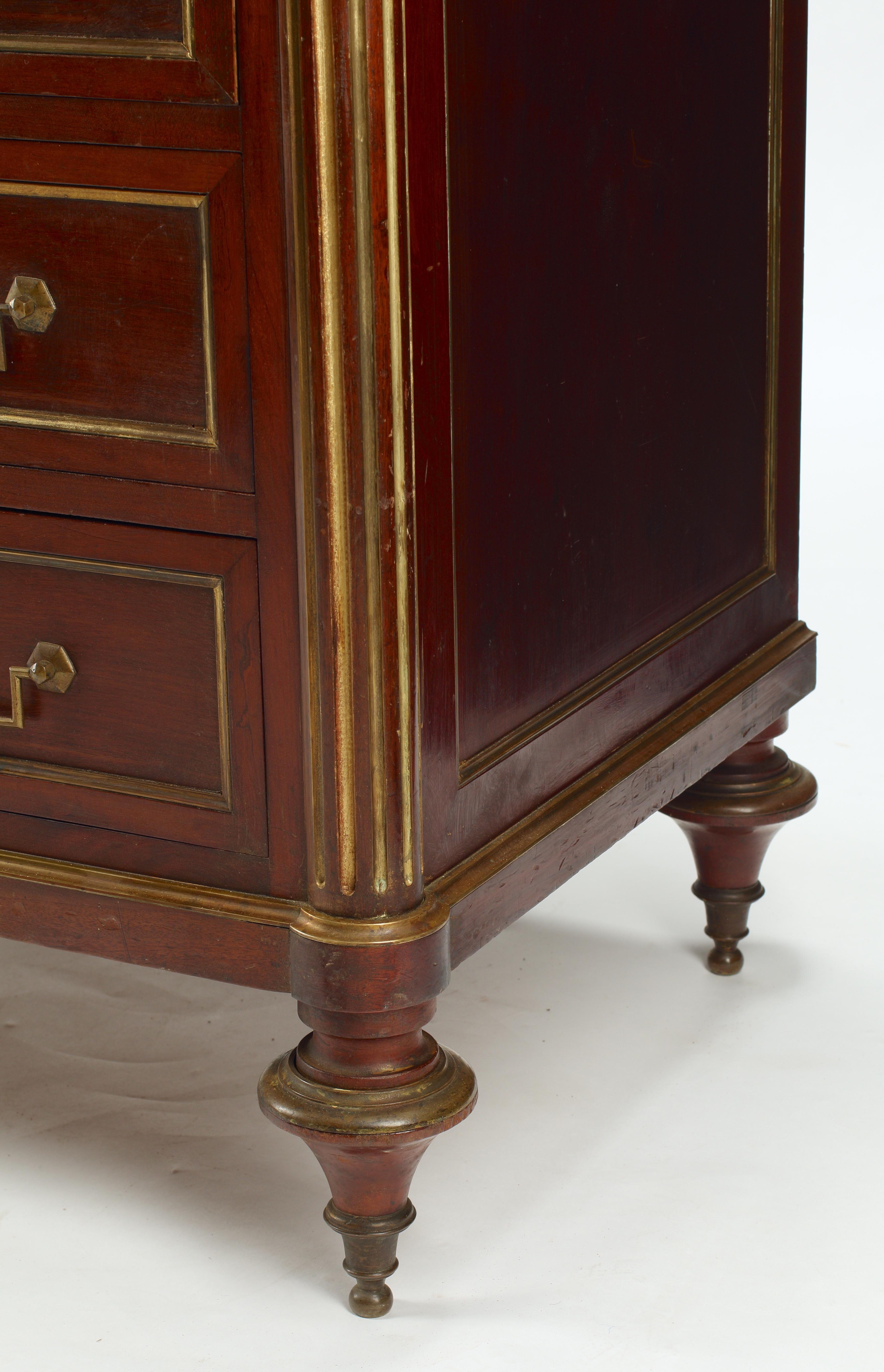 Questa raffinata commode in stile Luigi XVI presenta un elegante piano in marmo e quattro ampi cassetti. Una galleria in ottone con un motivo geometrico avvolge la parte superiore e si trova sopra un nastro montato in bronzo che raffigura un