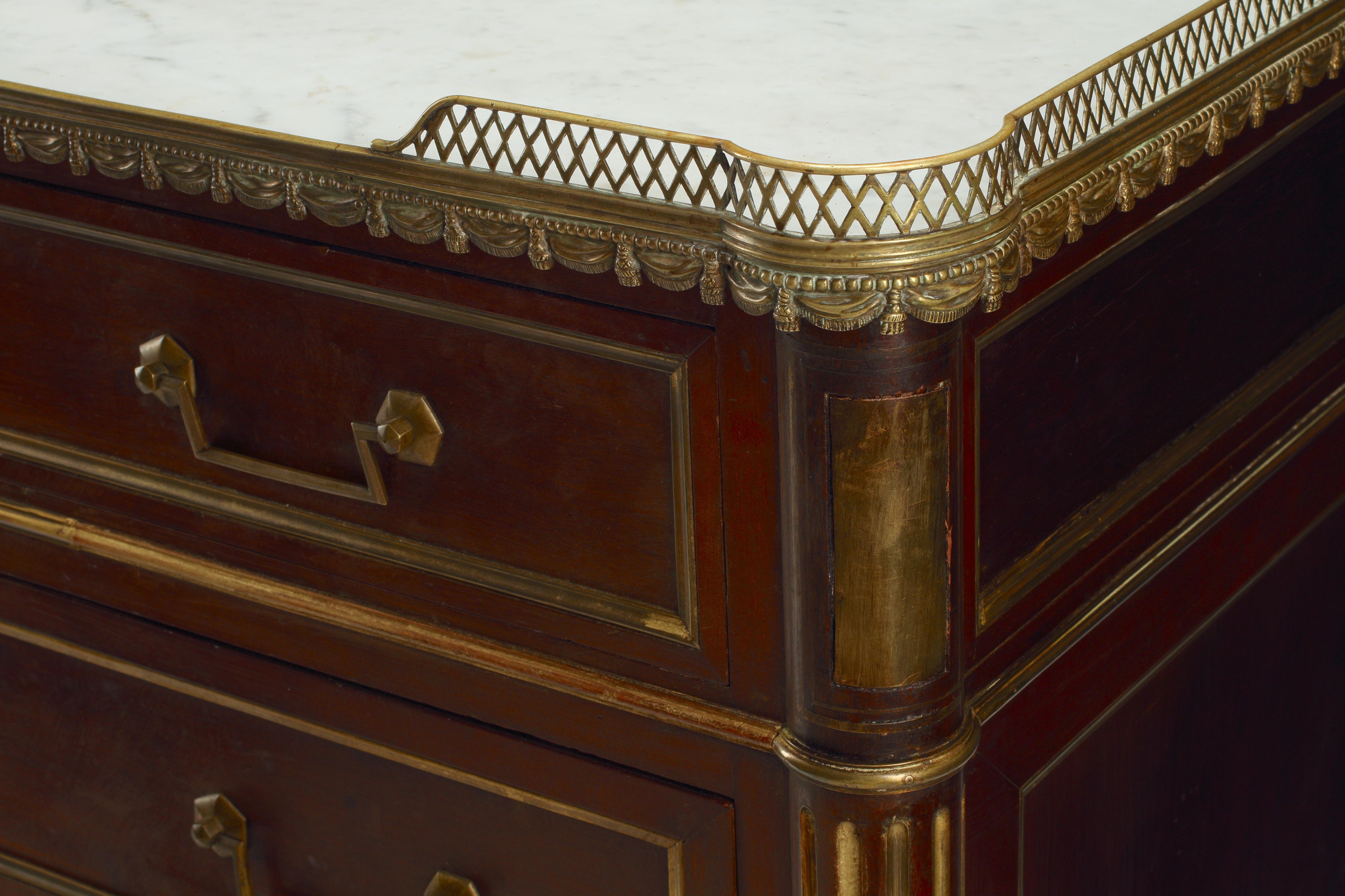 Luigi XVI Commode in stile Luigi XIV con galleria in ottone, inizio XIX secolo, Francia in vendita