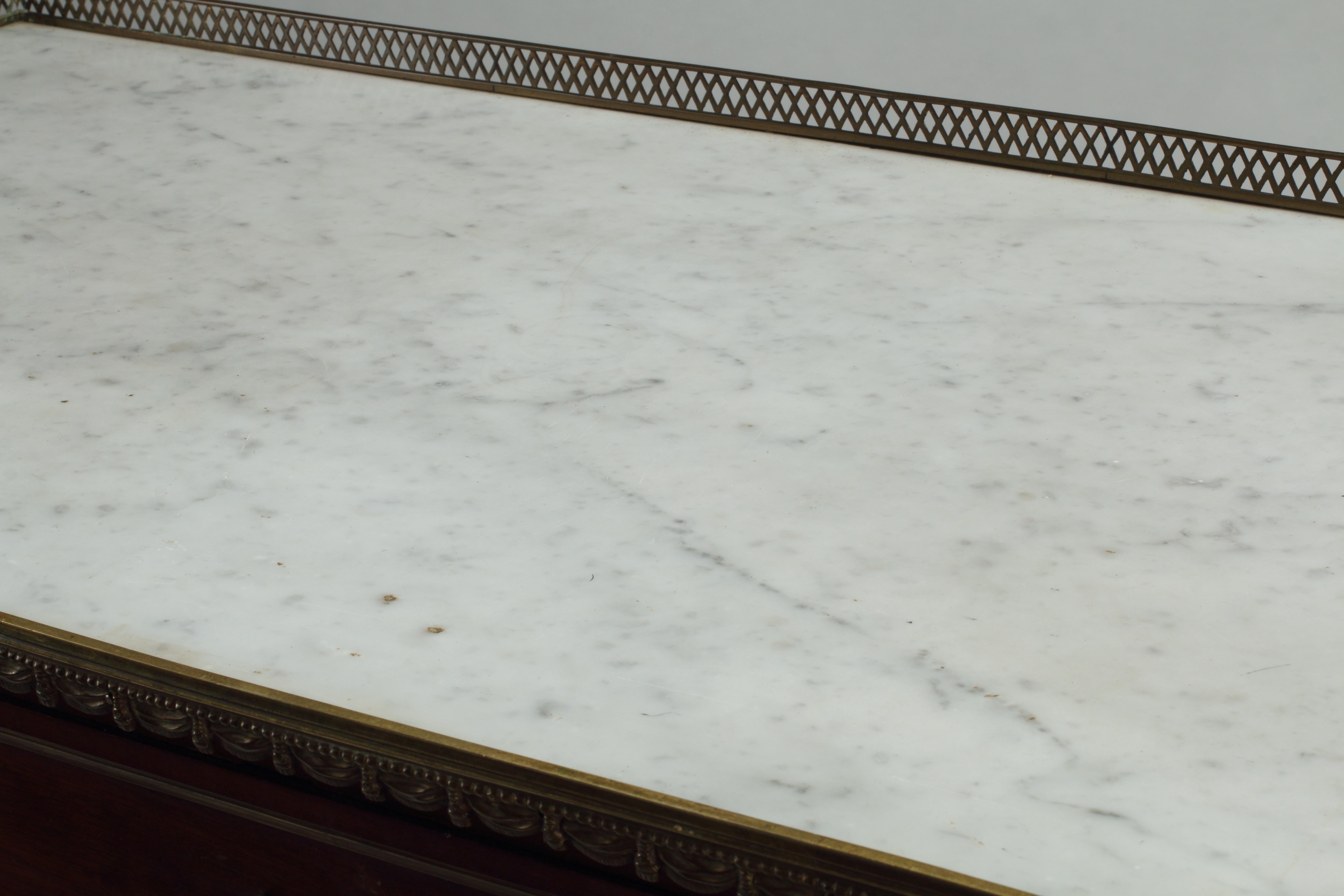 Francese Commode in stile Luigi XIV con galleria in ottone, inizio XIX secolo, Francia in vendita