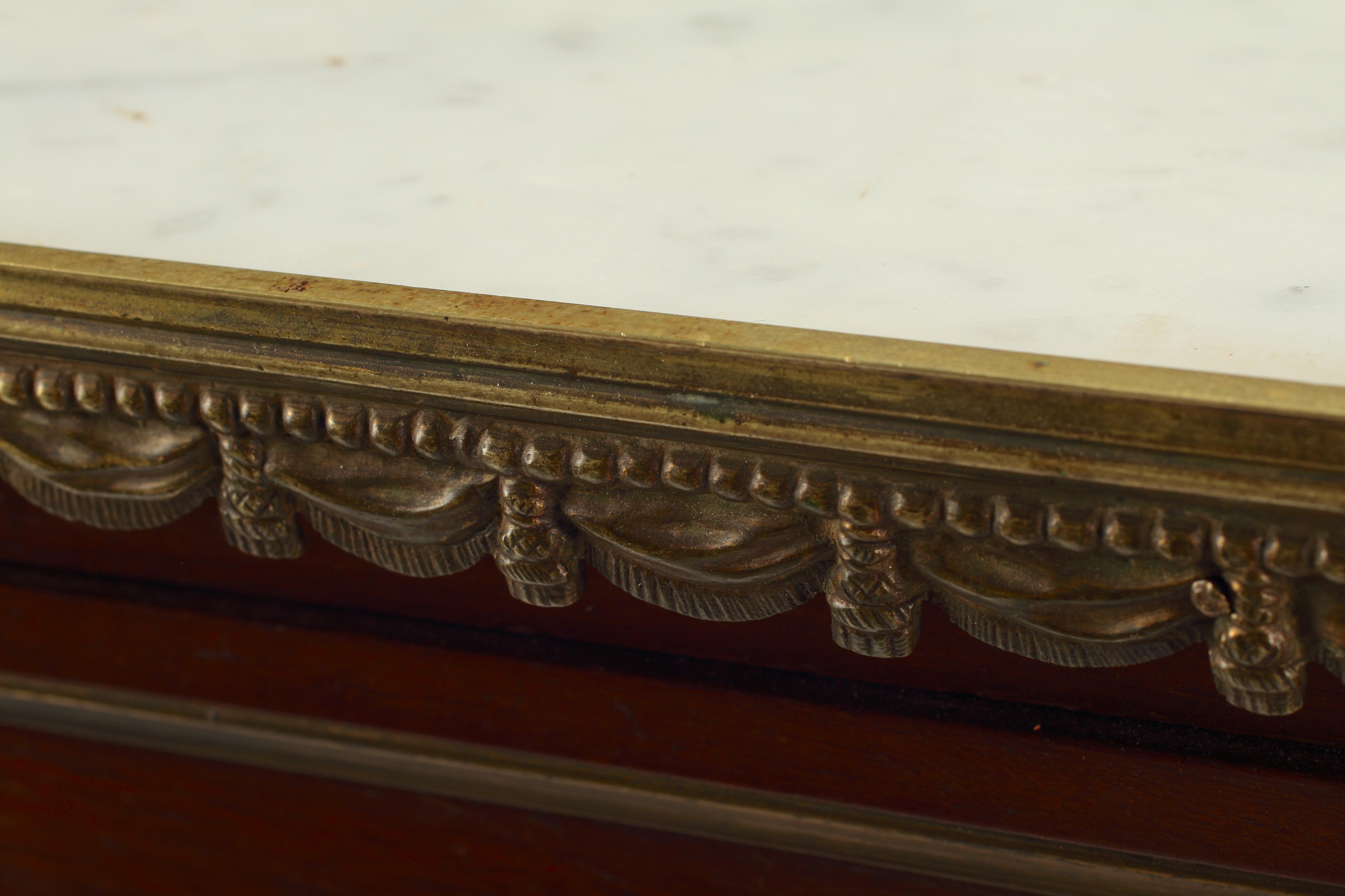 Ottone Commode in stile Luigi XIV con galleria in ottone, inizio XIX secolo, Francia in vendita