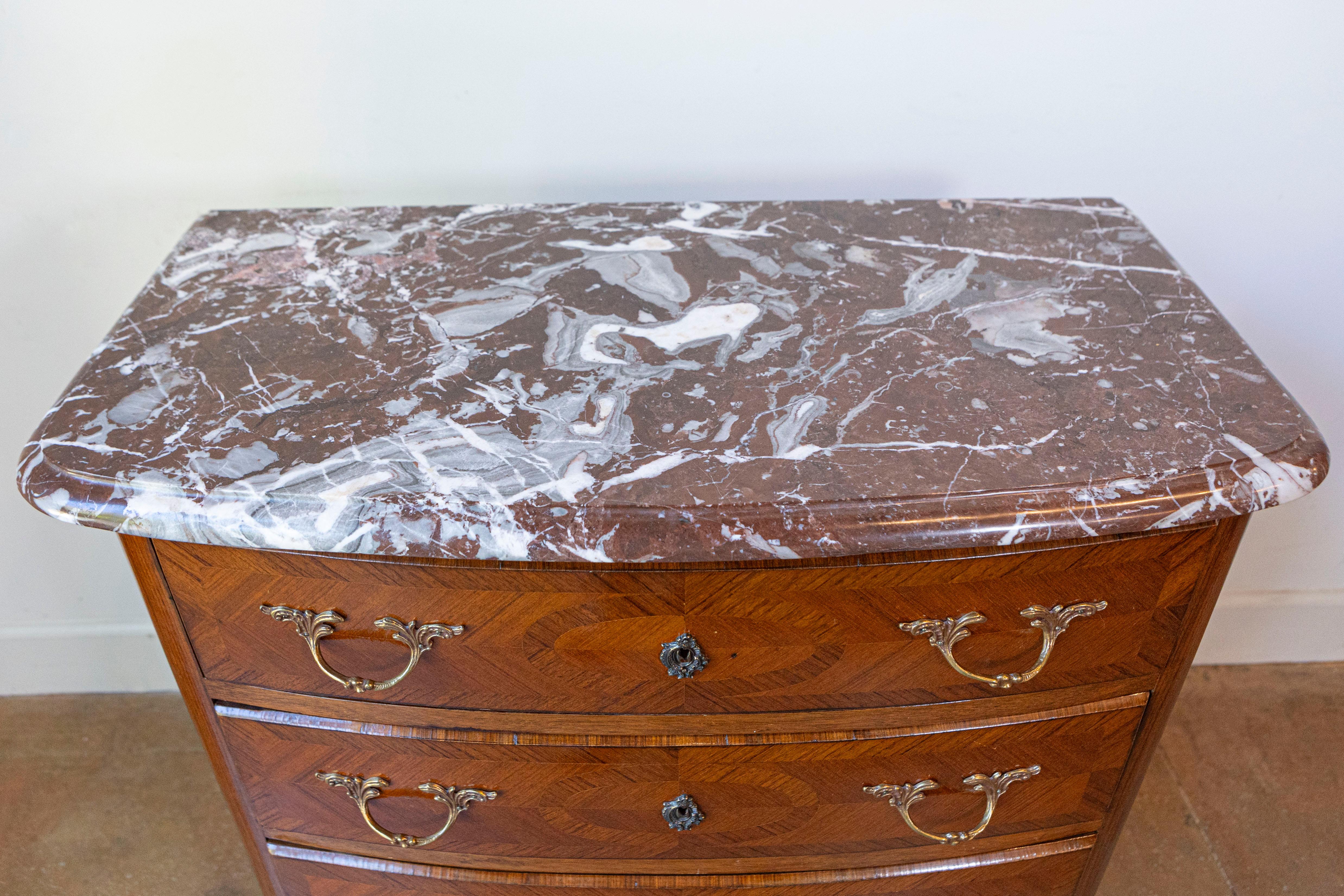 Francese Commode in stile Luigi XIV con decori intarsiati in palissandro e marmo rosso Griotte in vendita