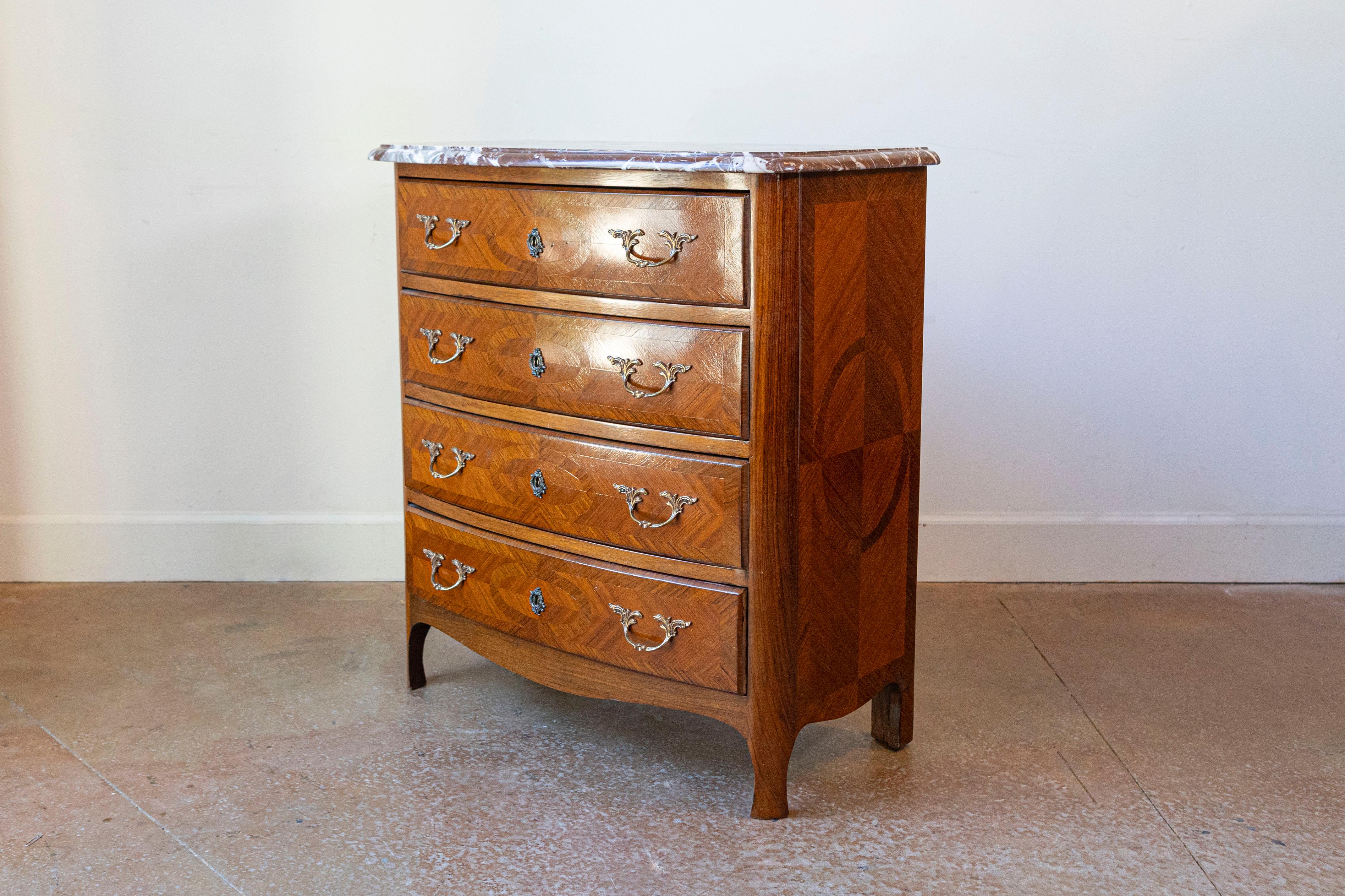 Marqueterie Commode in stile Luigi XIV con decori intarsiati in palissandro e marmo rosso Griotte in vendita