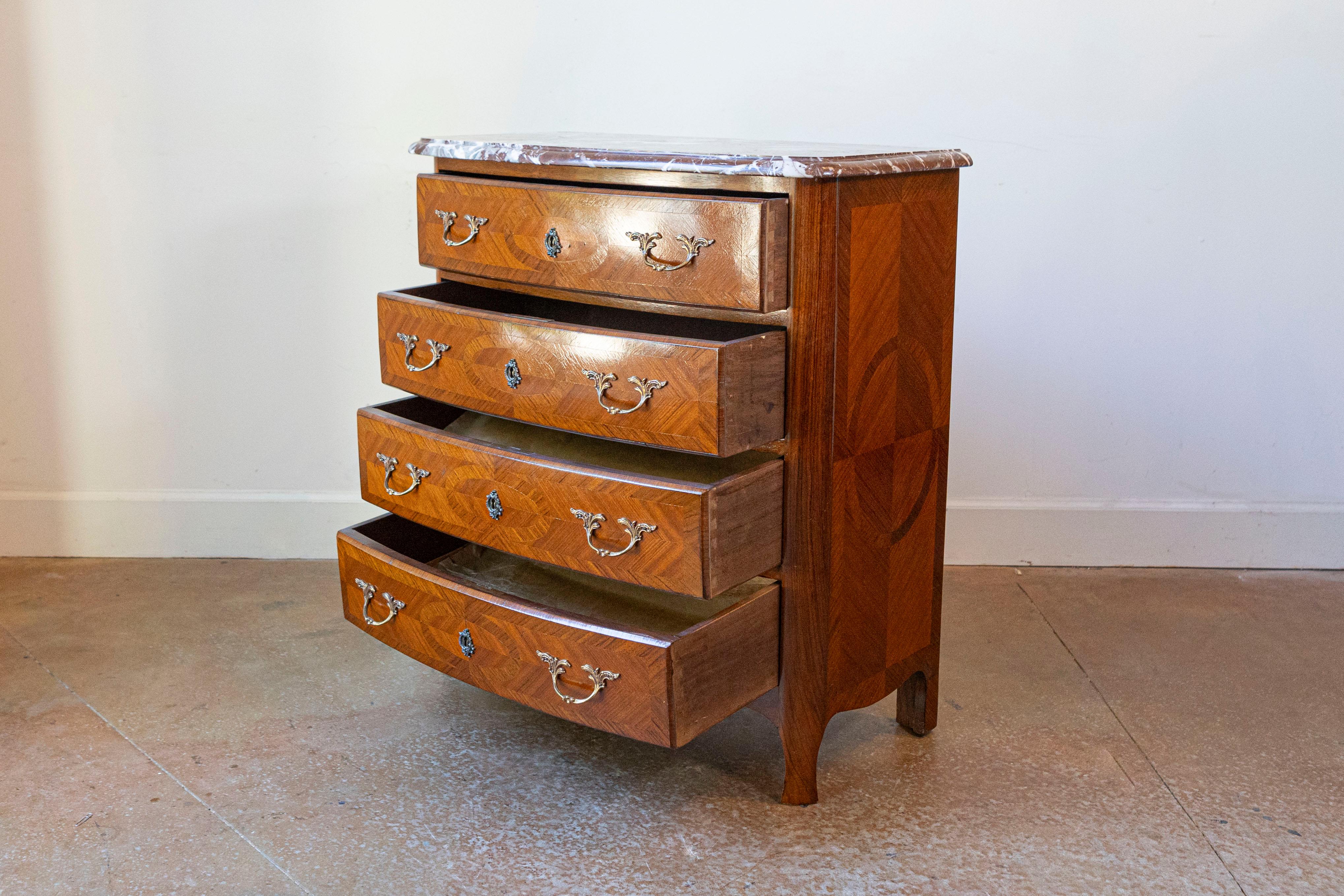 Commode in stile Luigi XIV con decori intarsiati in palissandro e marmo rosso Griotte In condizioni buone in vendita a Atlanta, GA