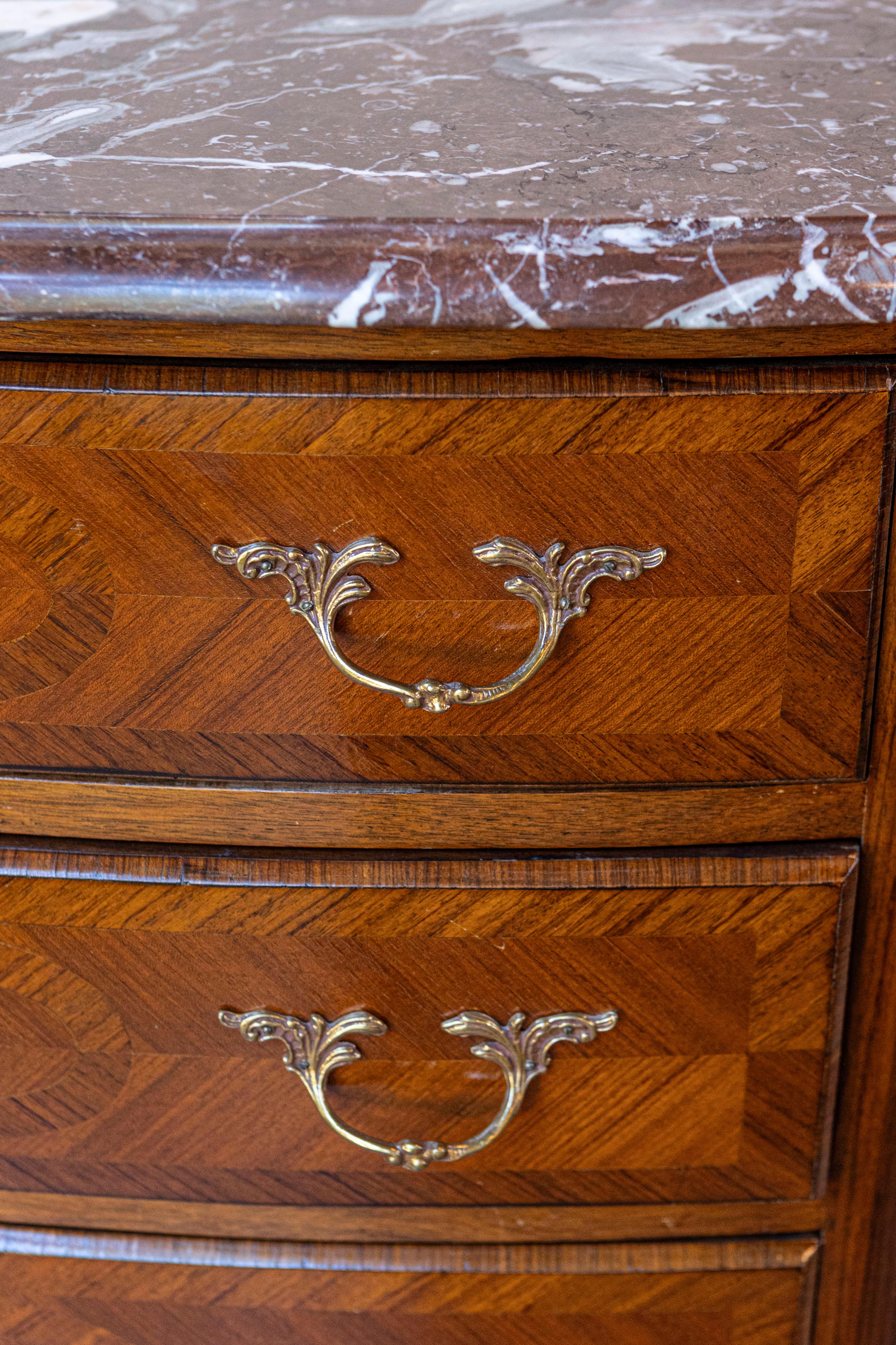 XX secolo Commode in stile Luigi XIV con decori intarsiati in palissandro e marmo rosso Griotte in vendita