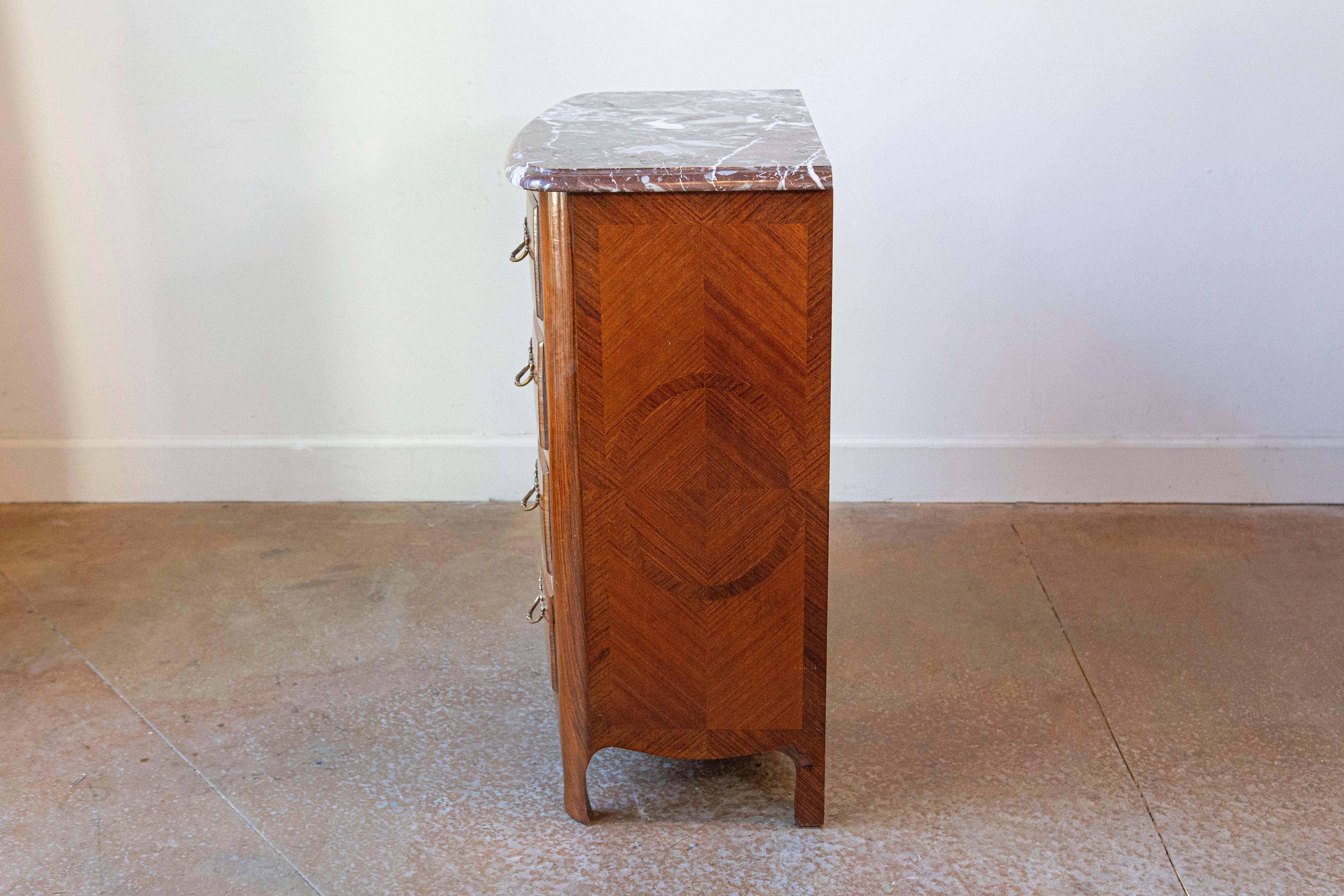 Similoro Commode in stile Luigi XIV con decori intarsiati in palissandro e marmo rosso Griotte in vendita