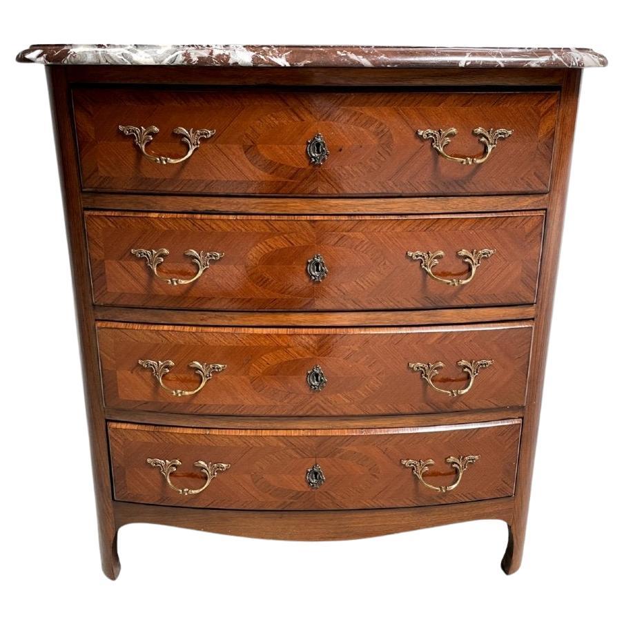 Commode de style Louis XIV avec décor en marqueterie de bois de rose et marbre griotte rouge en vente