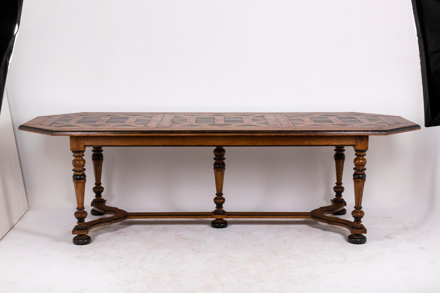 Louis XIV style dining room table in walnut, with its parquet top. It rests on a base consisting of five baluster-shaped feet in turned wood supported by five round flattened feet, joined by a fretted spacer.

French work realized circa