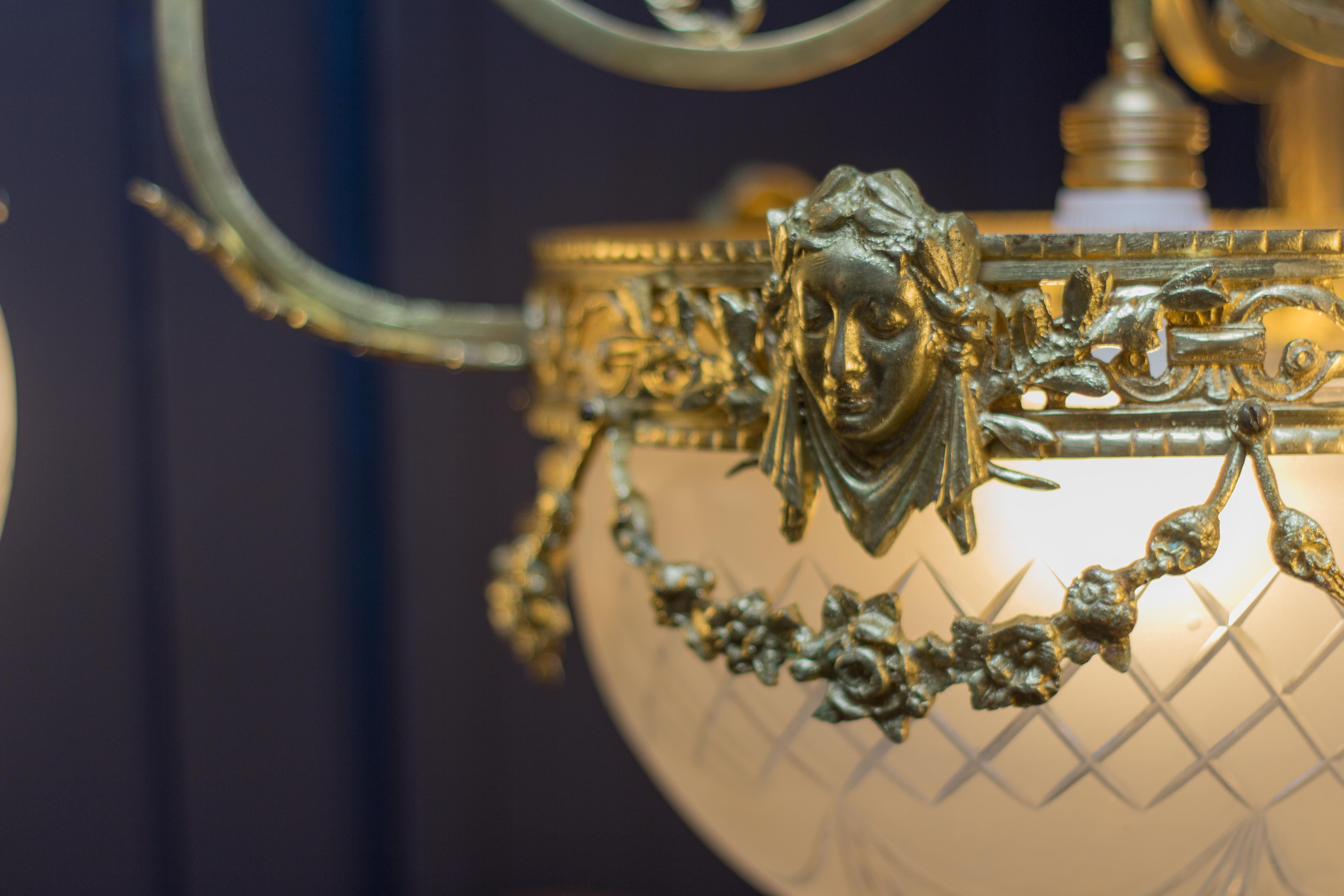 Kronleuchter aus vergoldeter Bronze und mattiertem Glas im Louis XIV.-Stil mit vier Leuchten 9