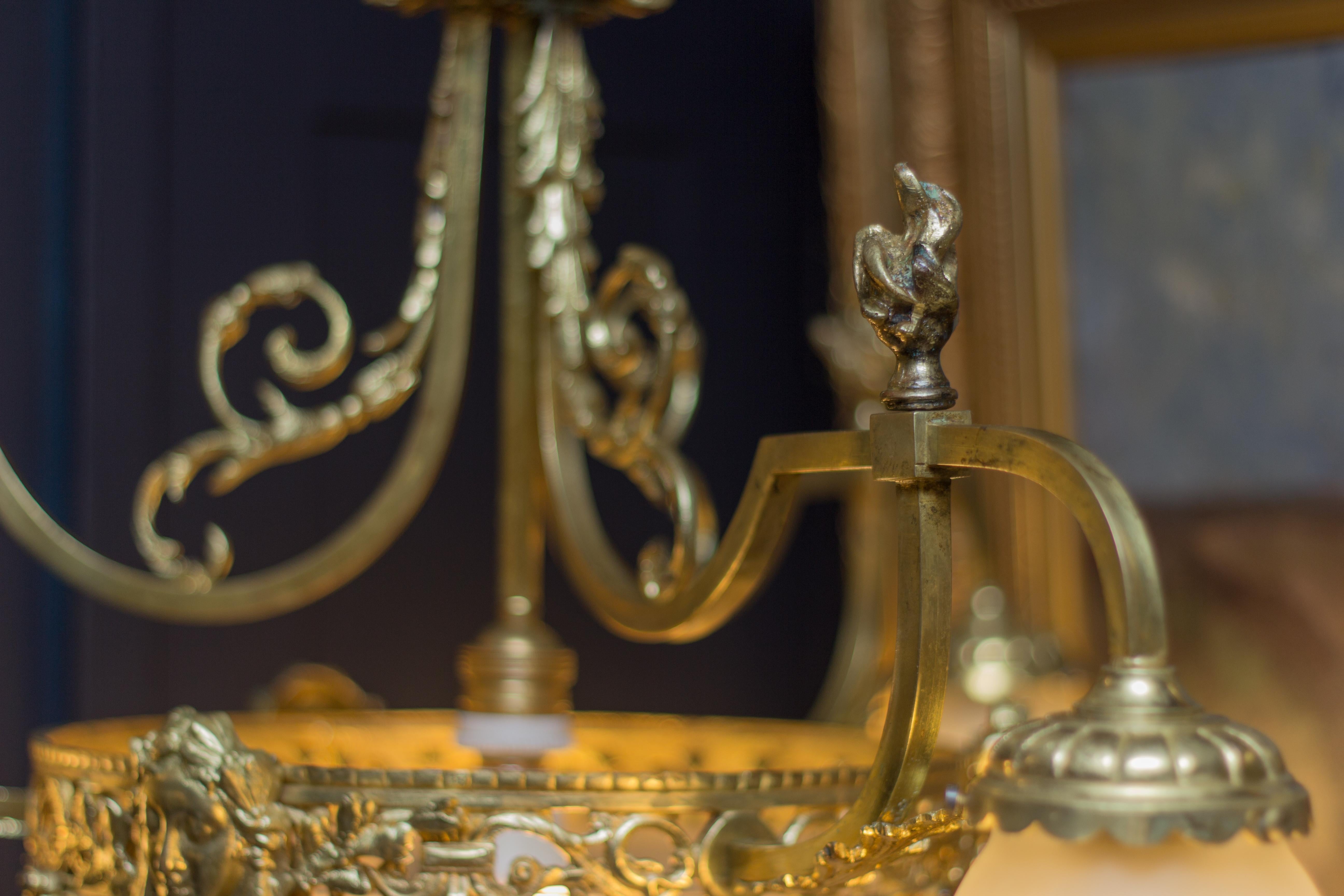Kronleuchter aus vergoldeter Bronze und mattiertem Glas im Louis XIV.-Stil mit vier Leuchten 12