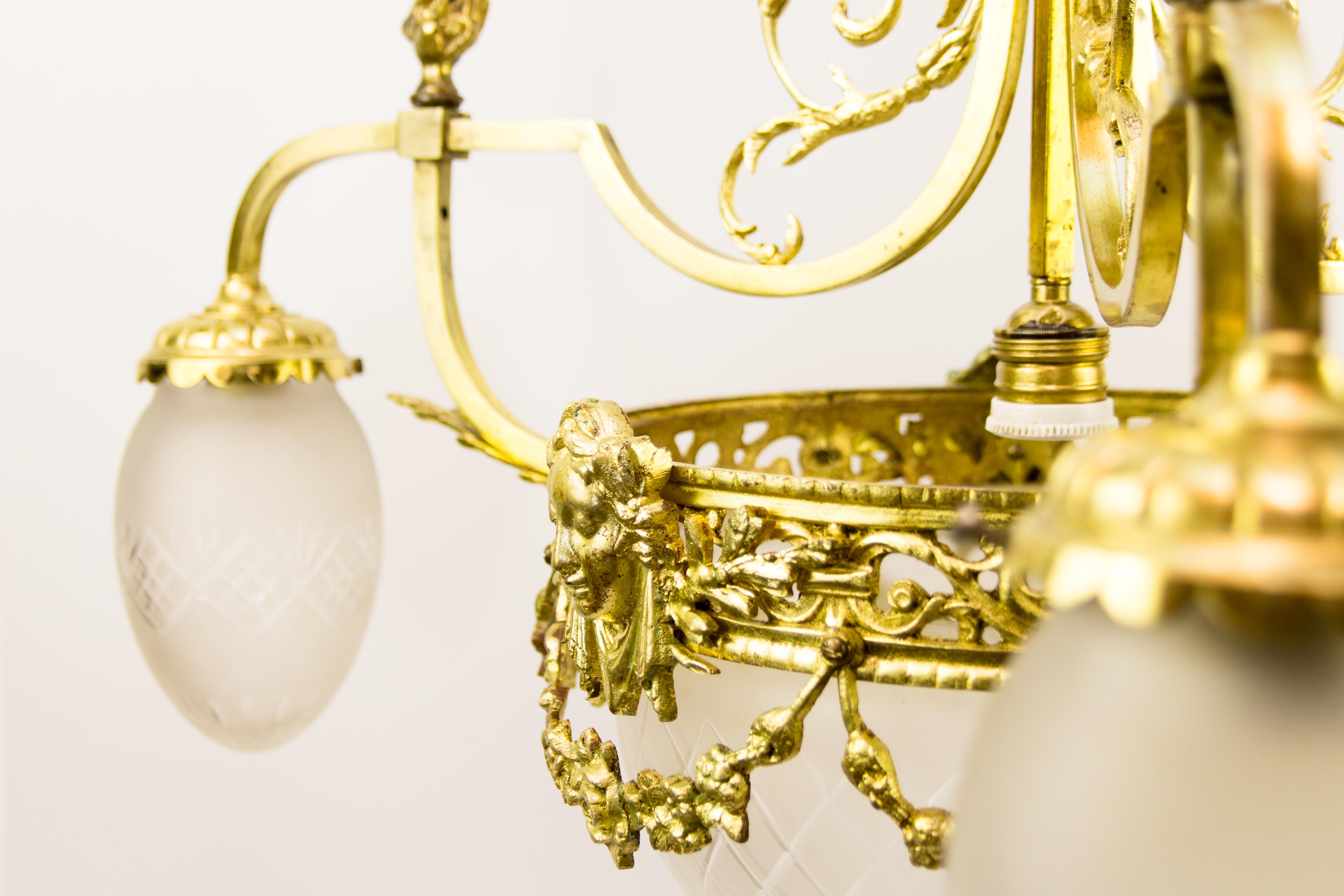 Kronleuchter aus vergoldeter Bronze und mattiertem Glas im Louis XIV.-Stil mit vier Leuchten (Geschliffenes Glas)