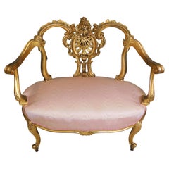 Settee française de style Louis XIV sculptée et tapissée à la main et dorée