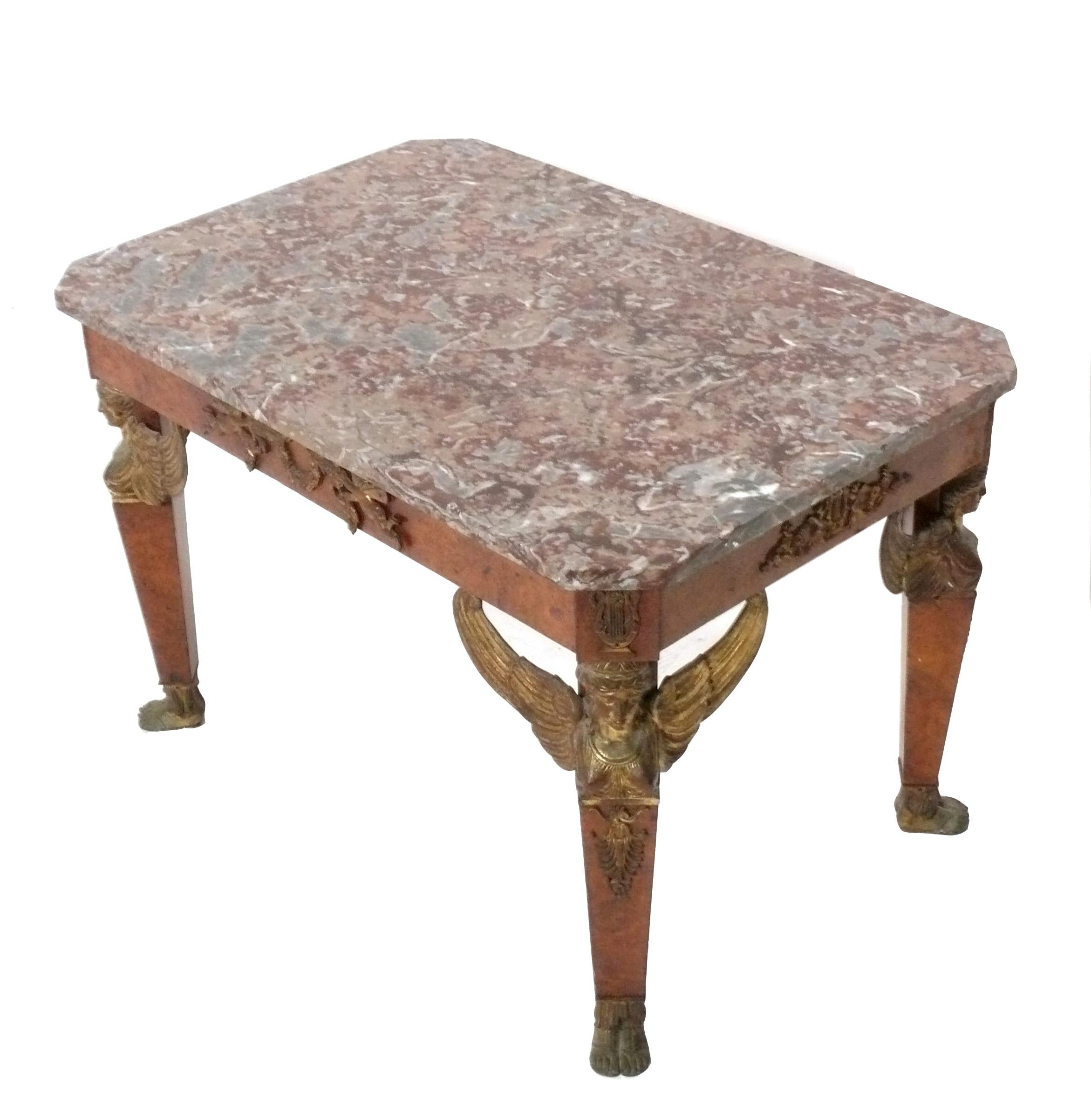 Eleganter Couchtisch mit Marmorplatte im Louis IV-Stil und Bronzebeschlägen, französisch, mindestens CIRCA 1940, möglicherweise viel früher. Behält seine warme Originalpatina. 