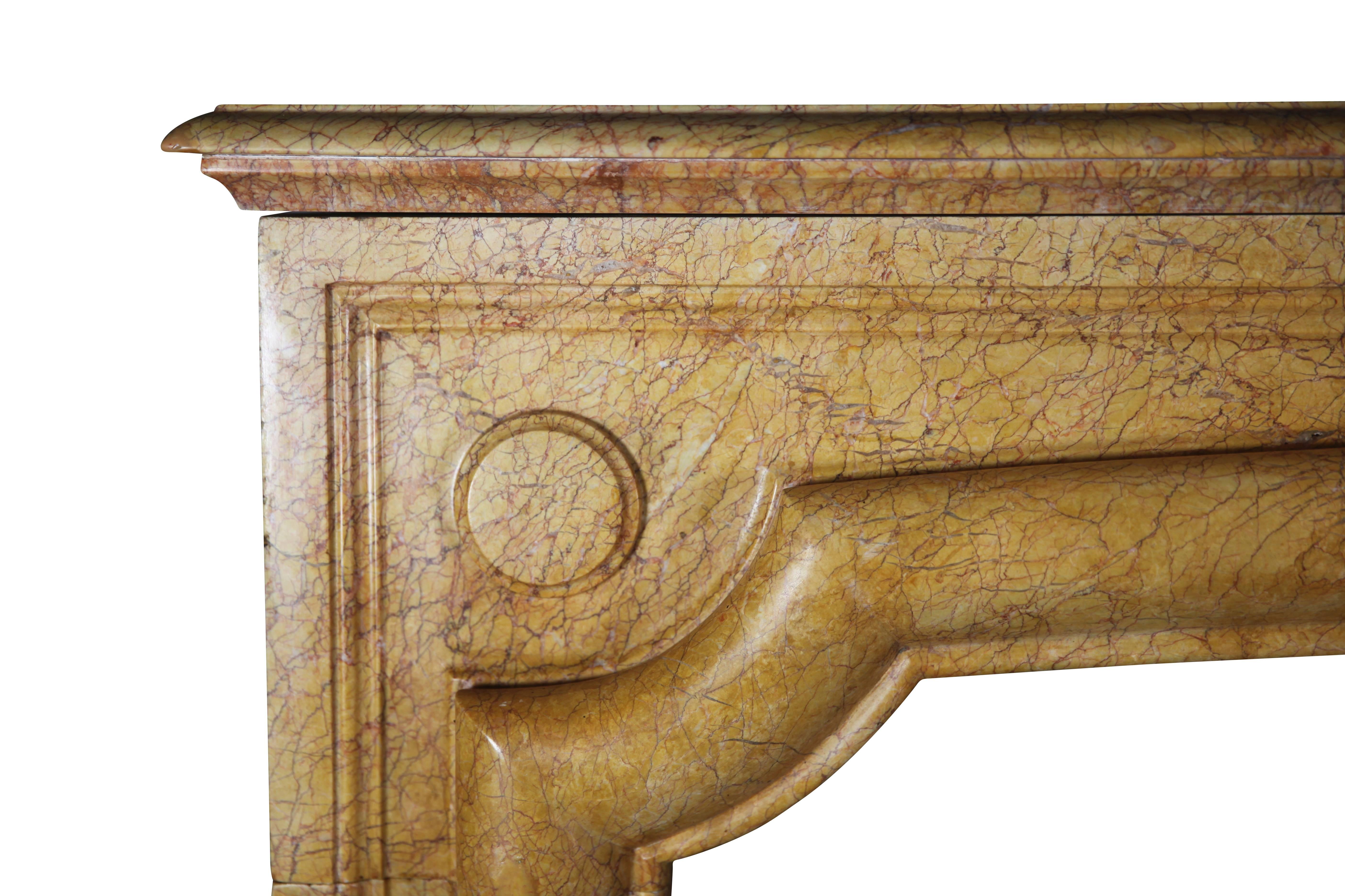 Revestimiento de chimenea vintage francés estilo Luis XIV en mármol amarillo en venta 3
