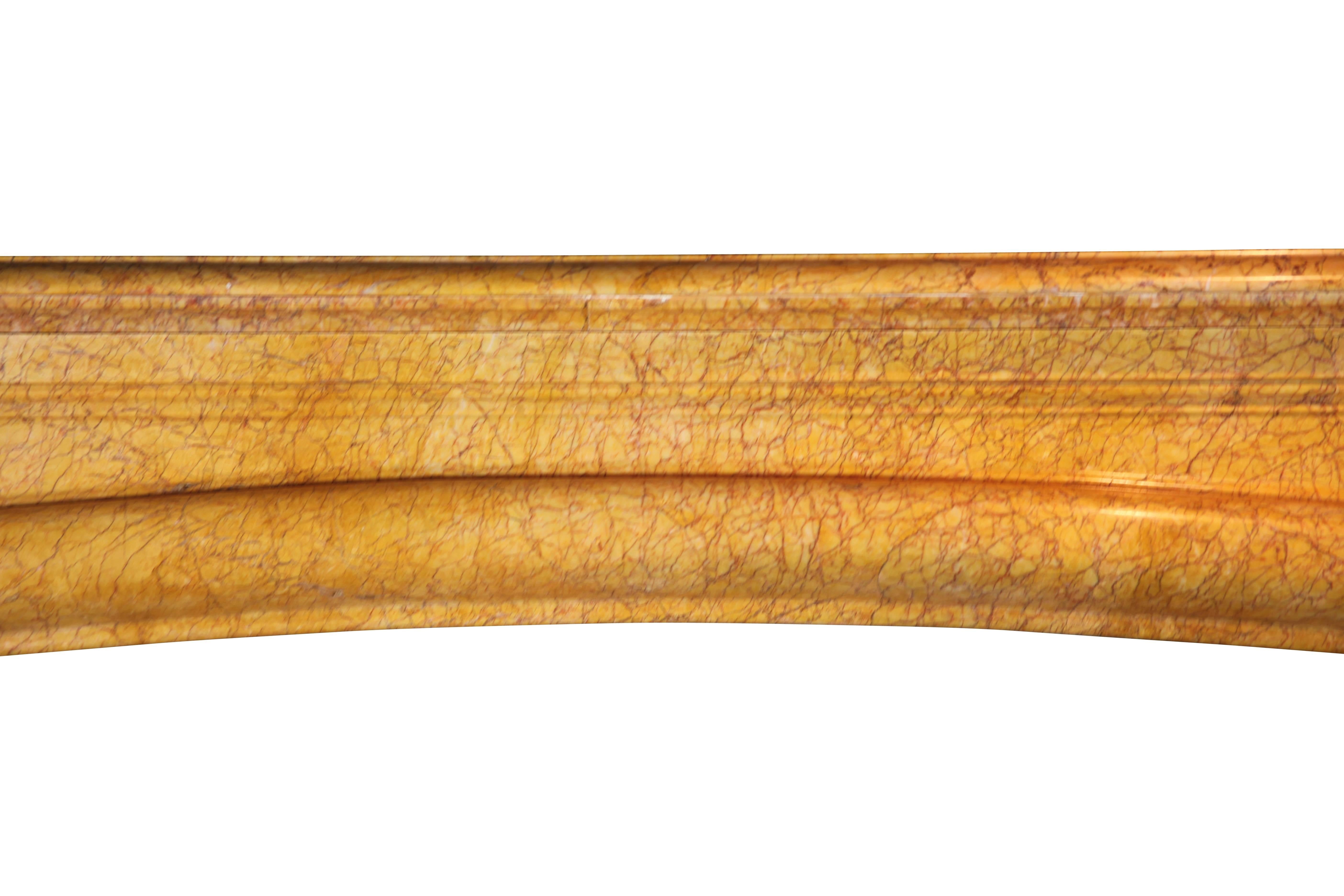 Revestimiento de chimenea vintage francés estilo Luis XIV en mármol amarillo Belga en venta