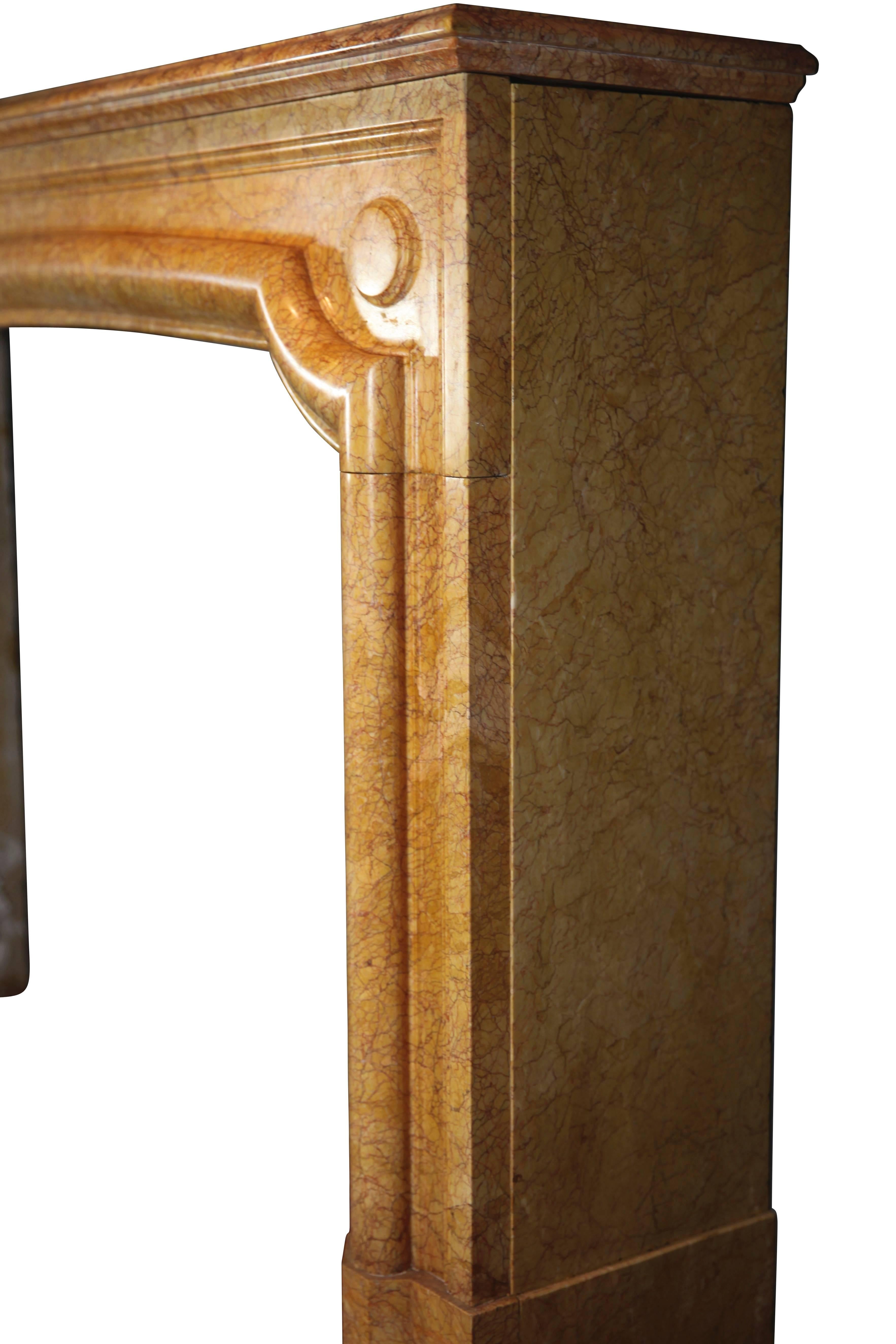 Revestimiento de chimenea vintage francés estilo Luis XIV en mármol amarillo Tallado en venta