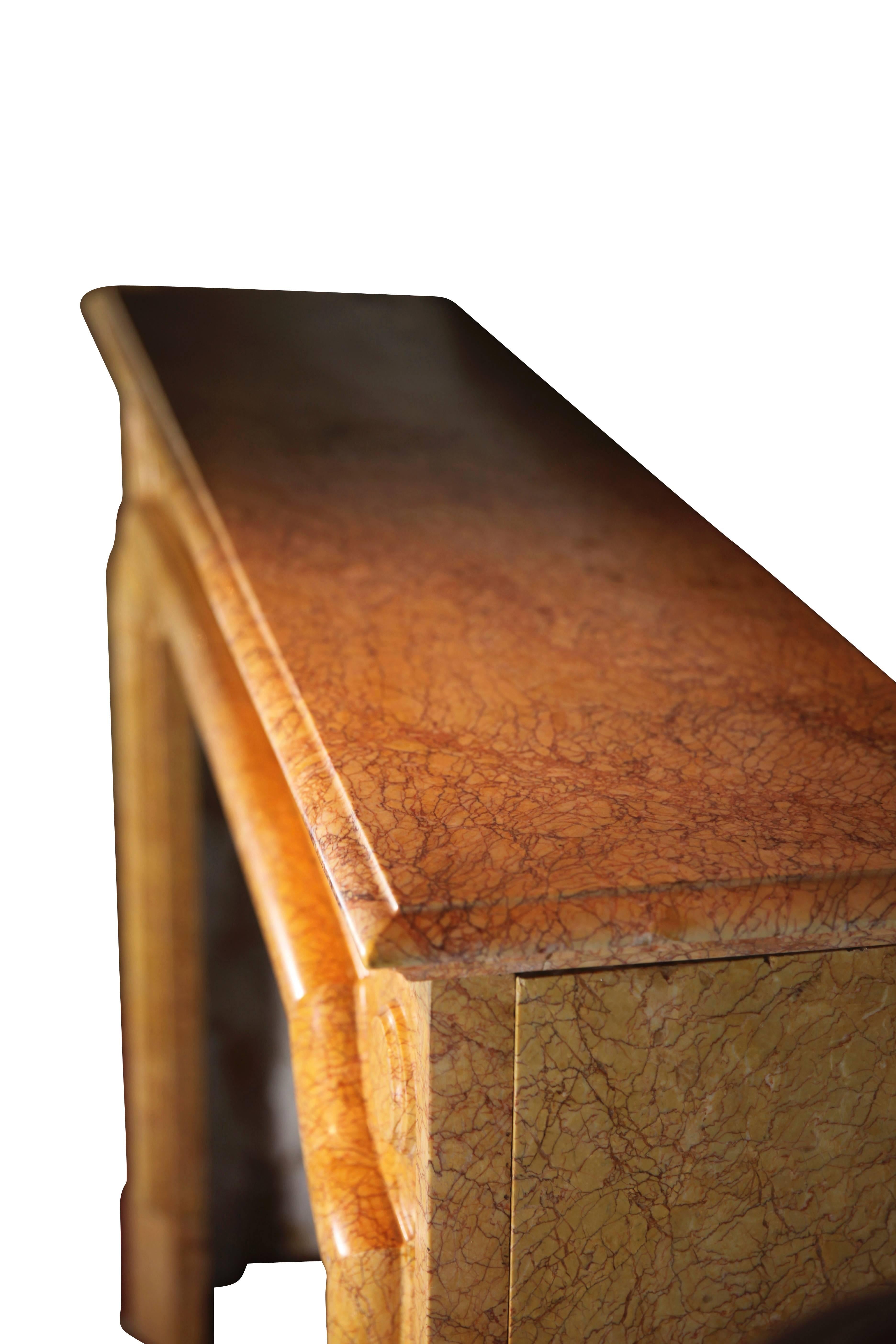 Revestimiento de chimenea vintage francés estilo Luis XIV en mármol amarillo siglo XIX en venta