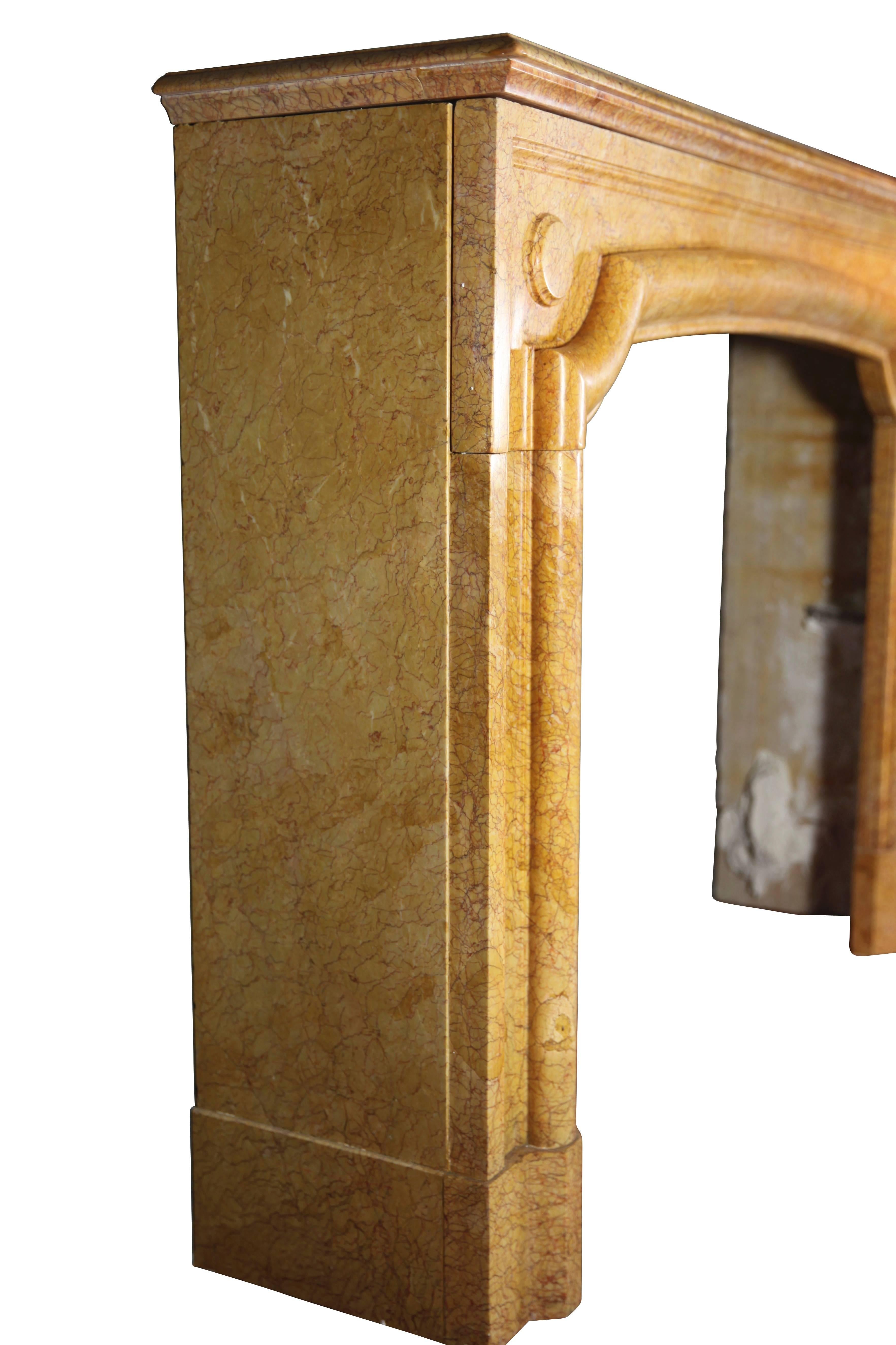 Revestimiento de chimenea vintage francés estilo Luis XIV en mármol amarillo Mármol en venta