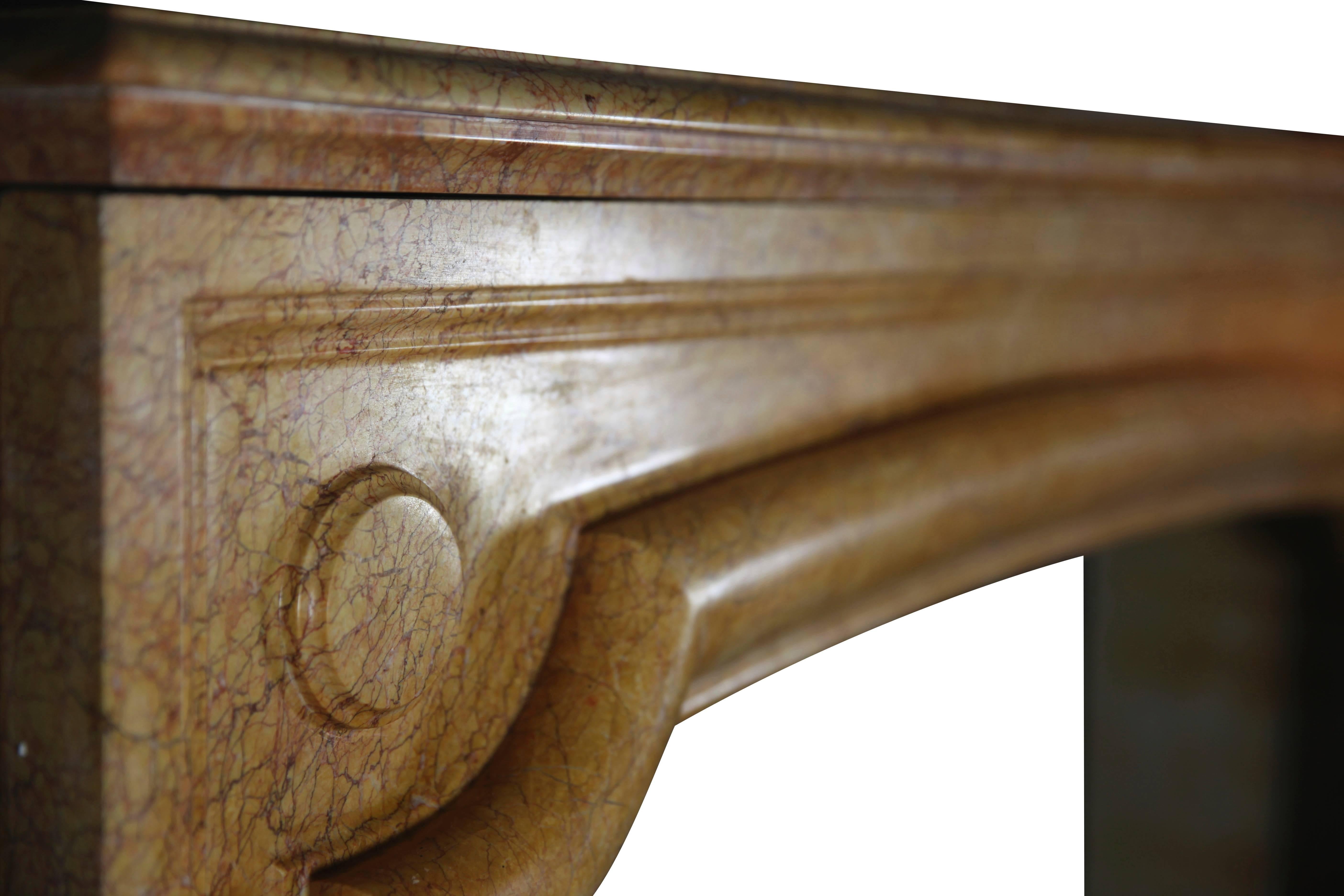 Revestimiento de chimenea vintage francés estilo Luis XIV en mármol amarillo en venta 1