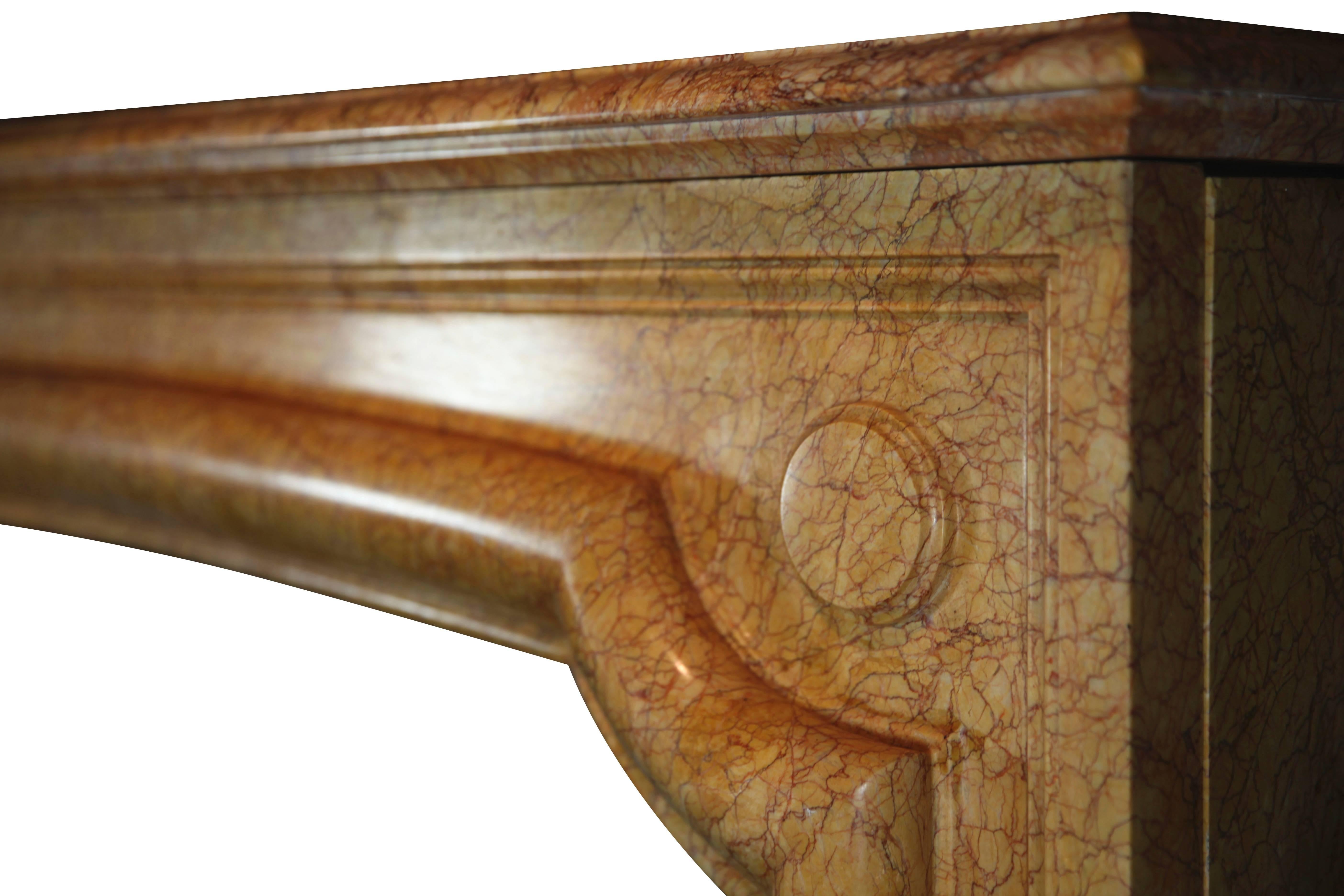 Revestimiento de chimenea vintage francés estilo Luis XIV en mármol amarillo en venta 2