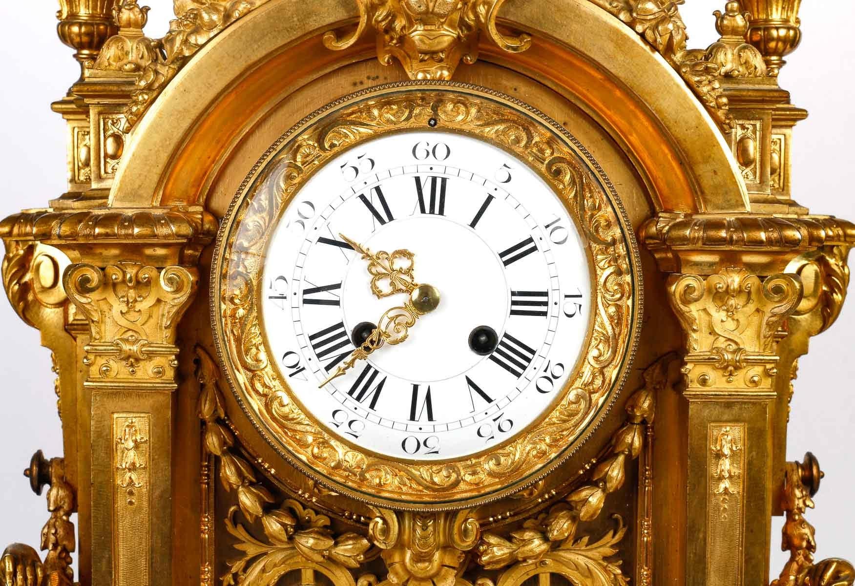 Pendule cartel de style Louis XIV en bronze doré et ciselé, 19e siècle.

Cartel, pendule en bronze doré et ciselé de style Louis XIV, 19e siècle, cadran en porcelaine, grand décor, nécessite une simple révision du mécanisme.    
h : 92cm, l : 70cm,