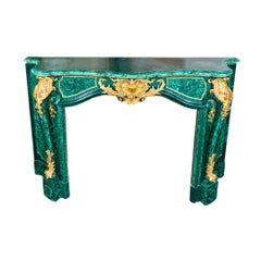 Cheminée de style Louis XIV en bronze doré et malachite