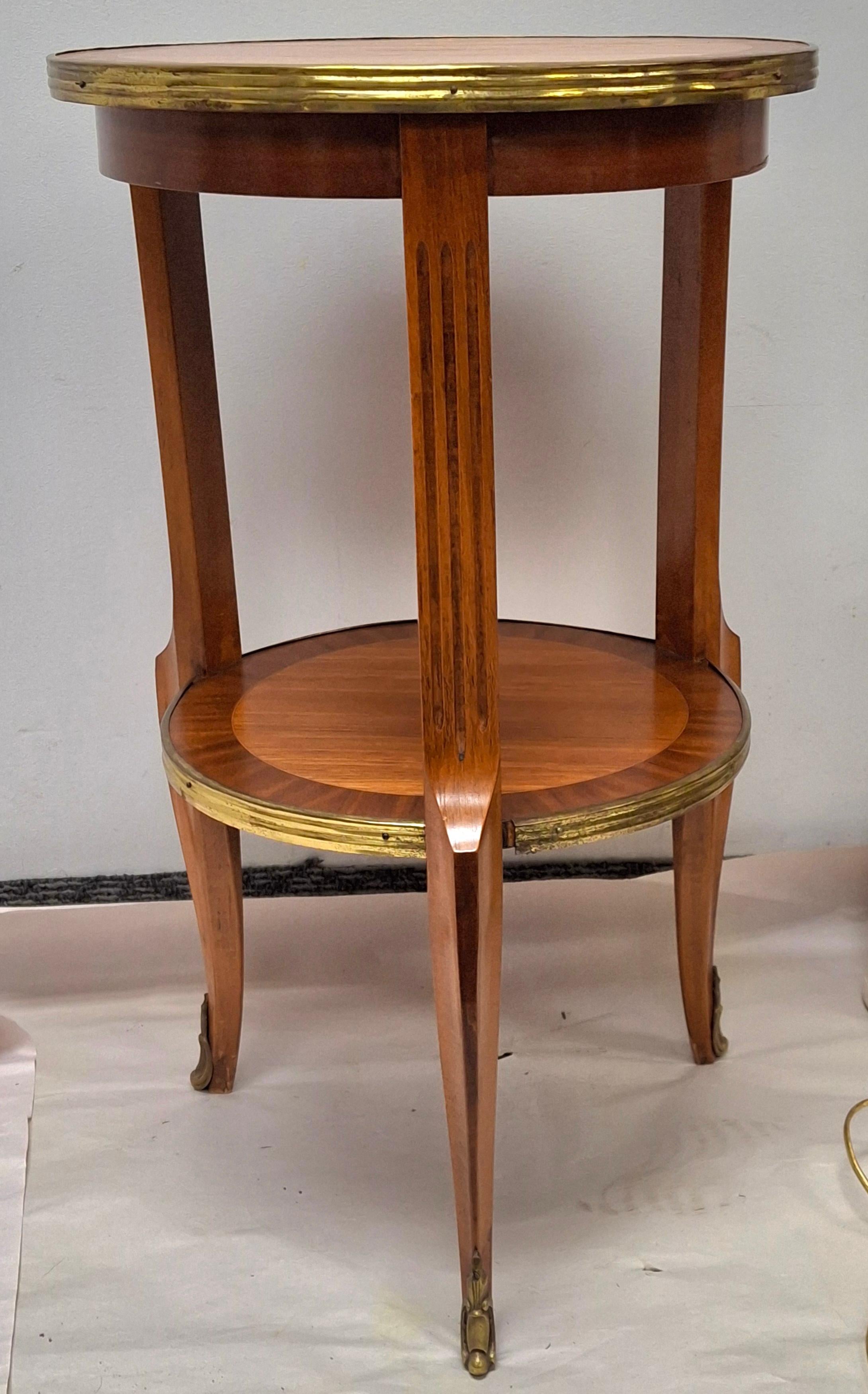 Incrusté Table d'appoint à bougies de style Louis XIV en parqueterie d'acajou montée sur métal doré en vente