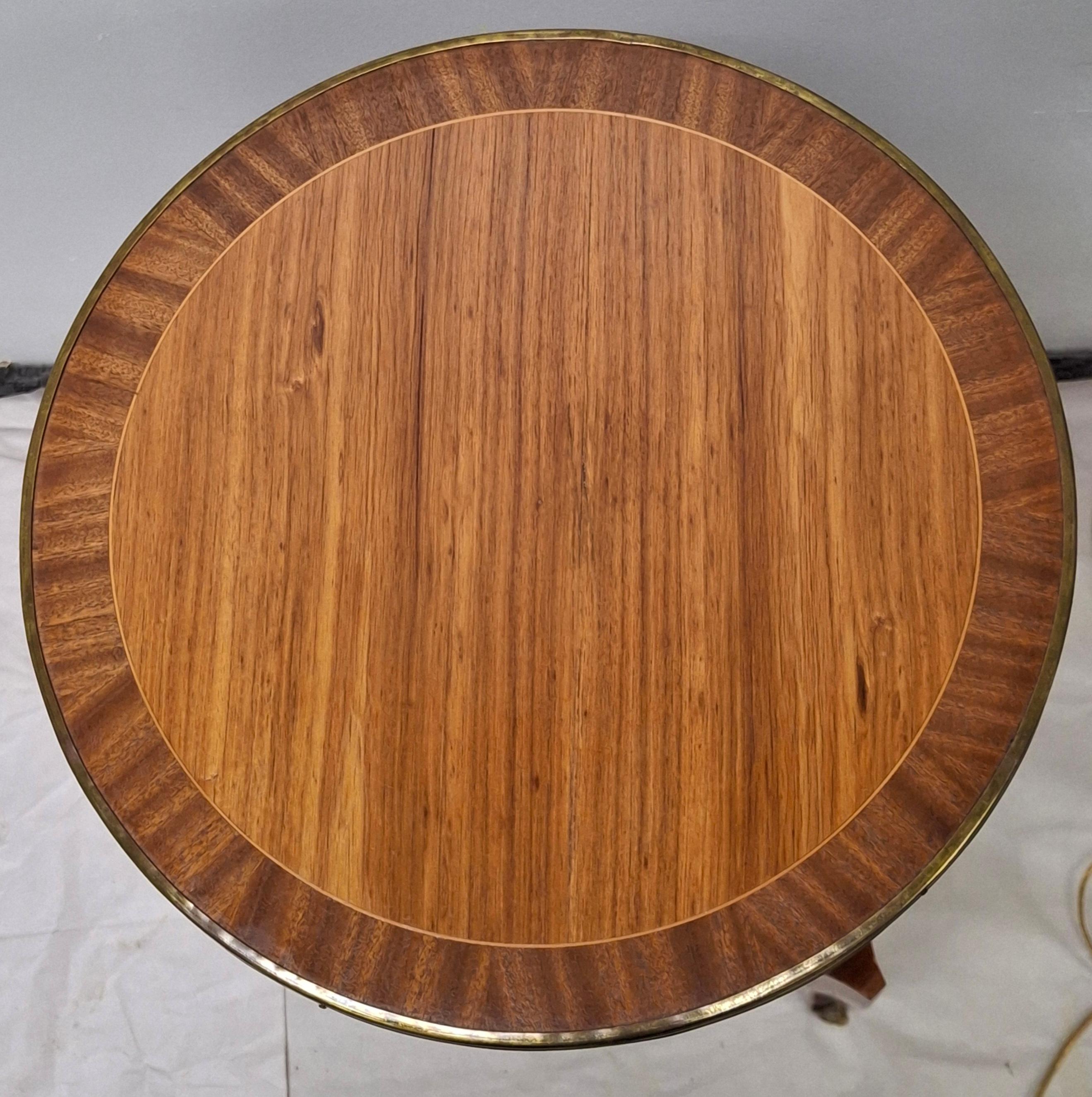 Acajou Table d'appoint à bougies de style Louis XIV en parqueterie d'acajou montée sur métal doré en vente