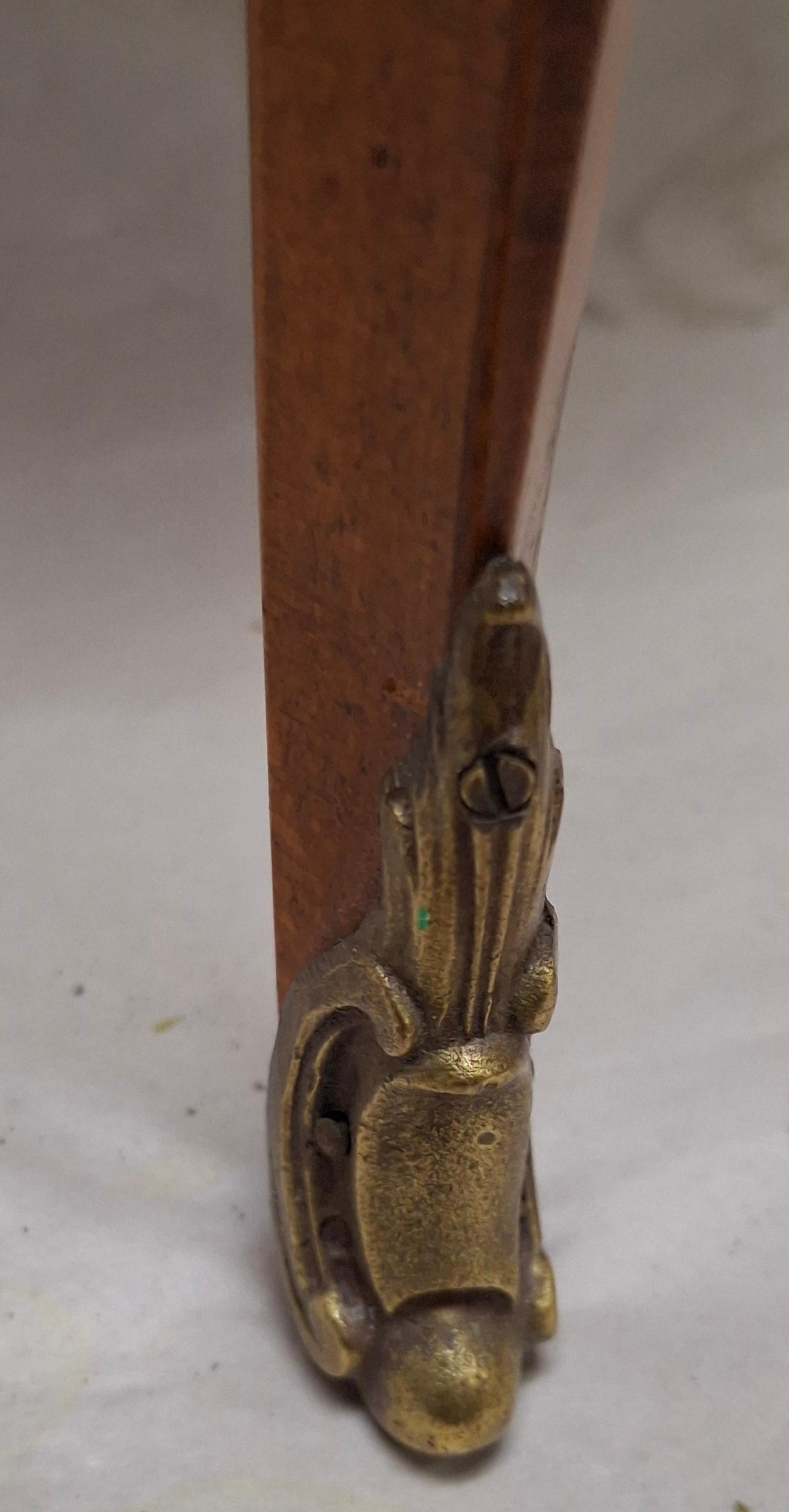 Table d'appoint à bougies de style Louis XIV en parqueterie d'acajou montée sur métal doré en vente 1