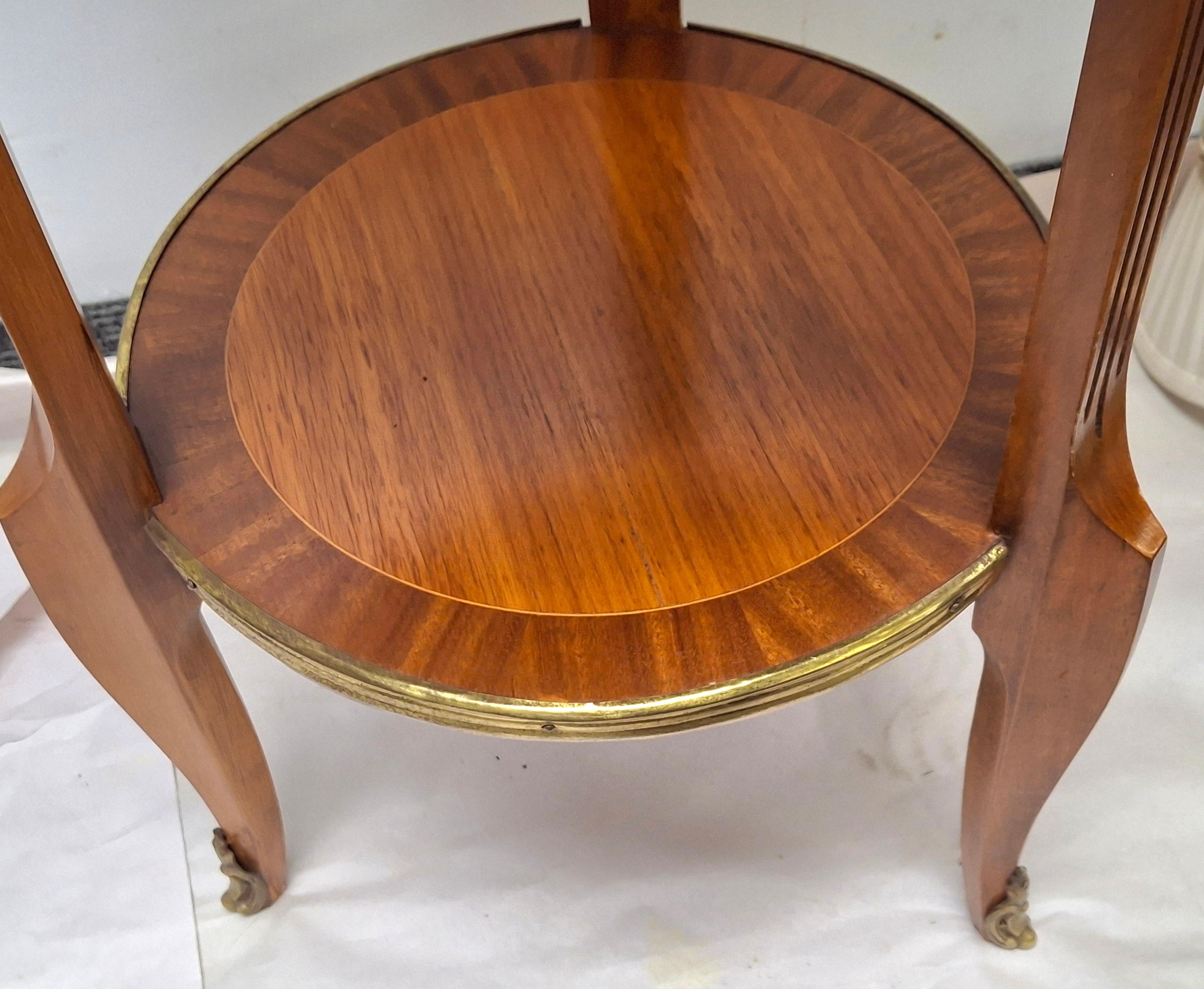 Table d'appoint à bougies de style Louis XIV en parqueterie d'acajou montée sur métal doré en vente 2