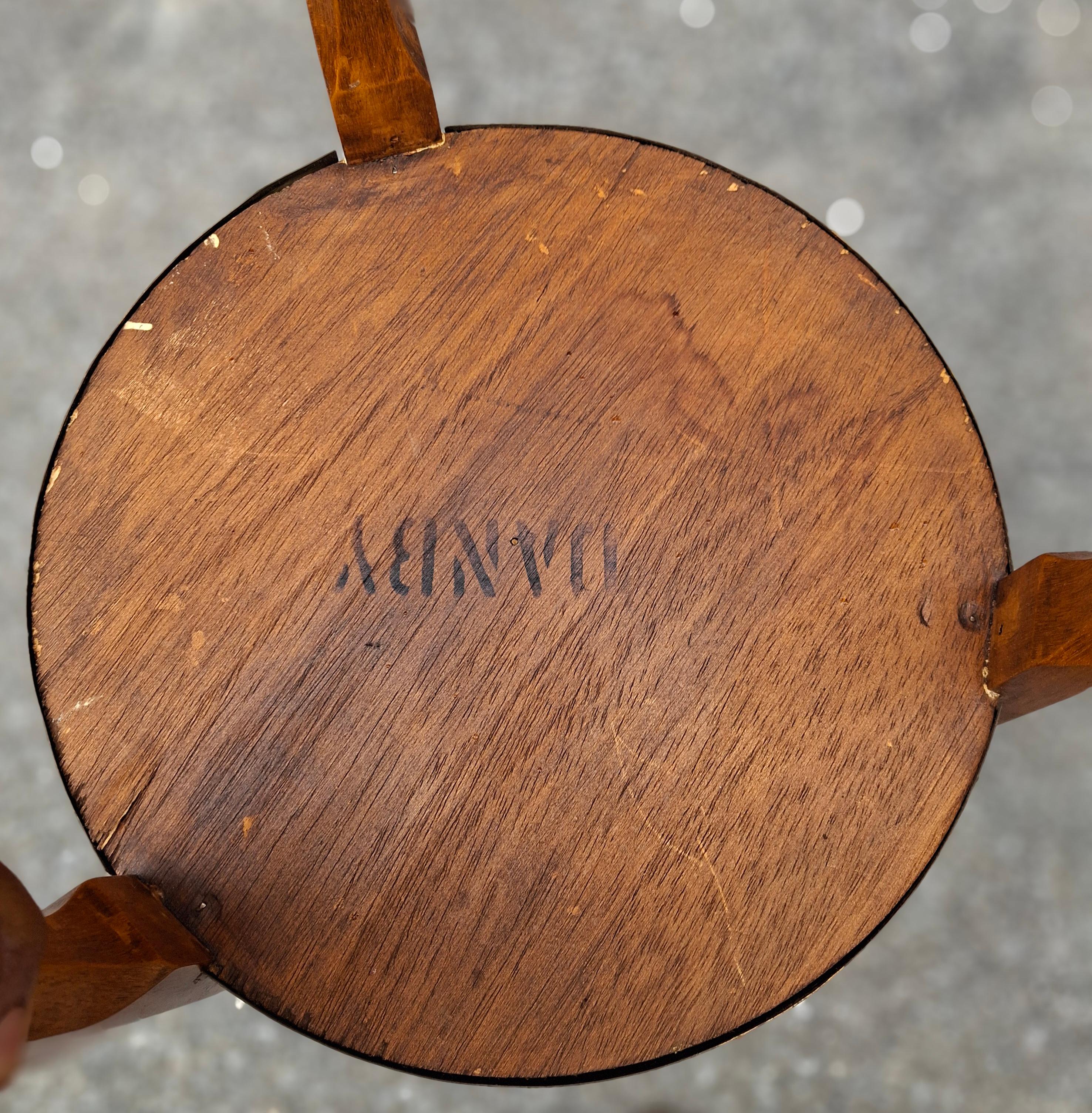 Table d'appoint à bougies de style Louis XIV en parqueterie d'acajou montée sur métal doré en vente 3