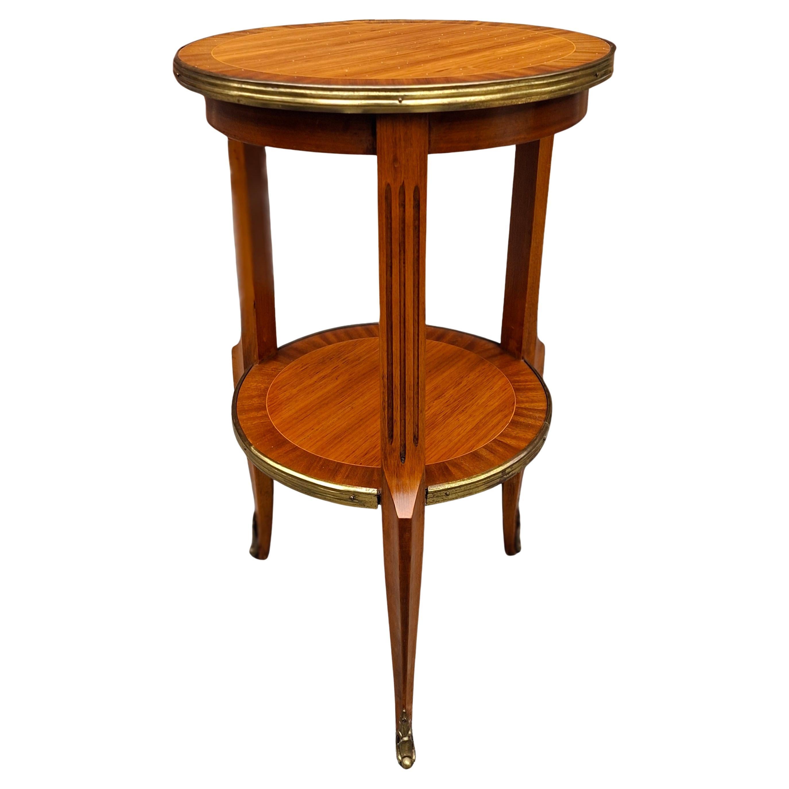 Table d'appoint de style Louis XIV en parqueterie d'acajou montée sur métal doré, par Danby Furniture.
Mesure 13,5