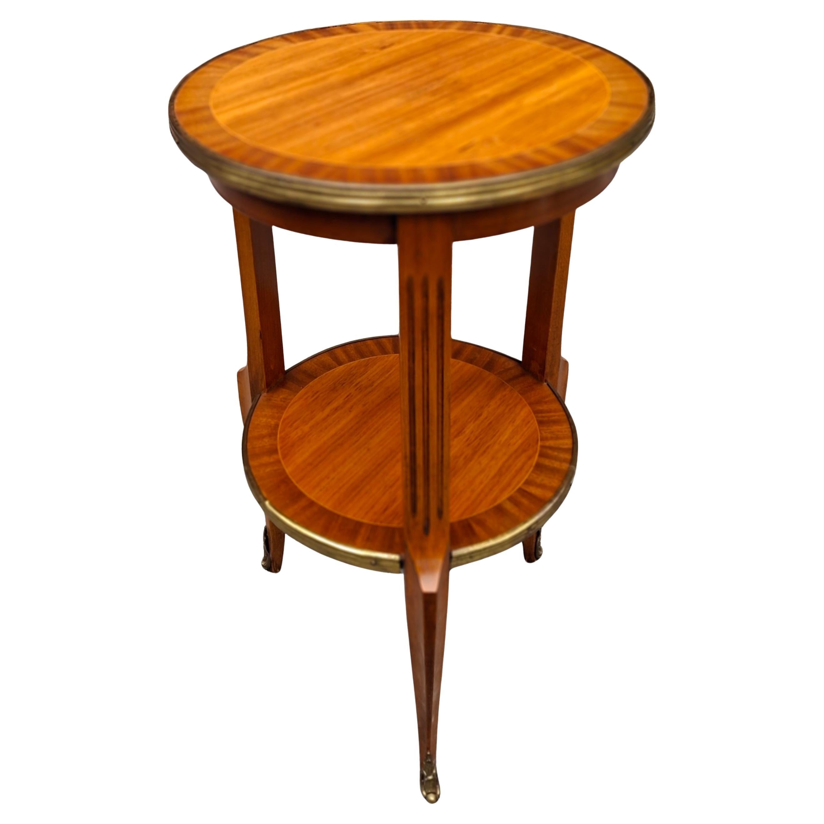 Table d'appoint à bougies de style Louis XIV en parqueterie d'acajou montée sur métal doré en vente