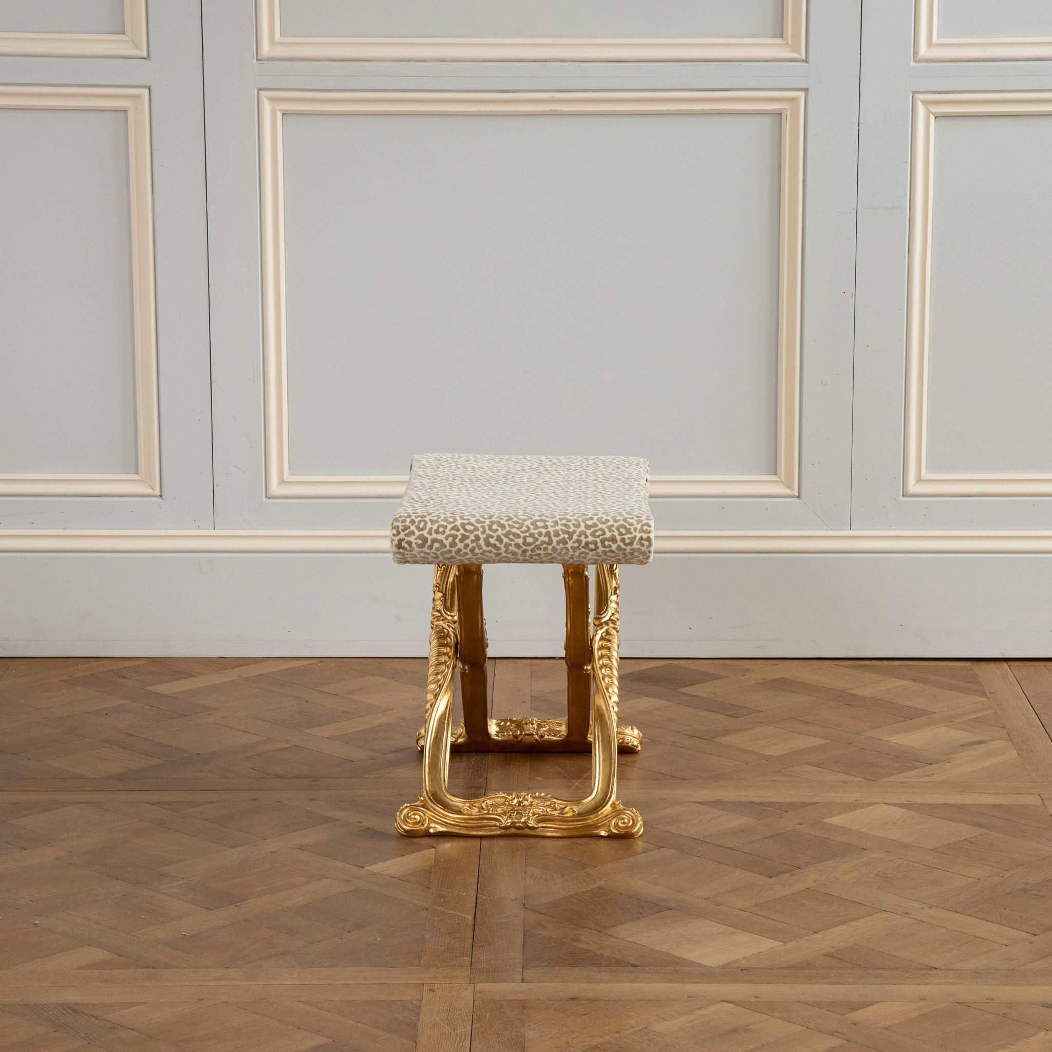  Tabouret pliant en bois doré de style Louis XIV fabriqué par La Maison London en vente 5